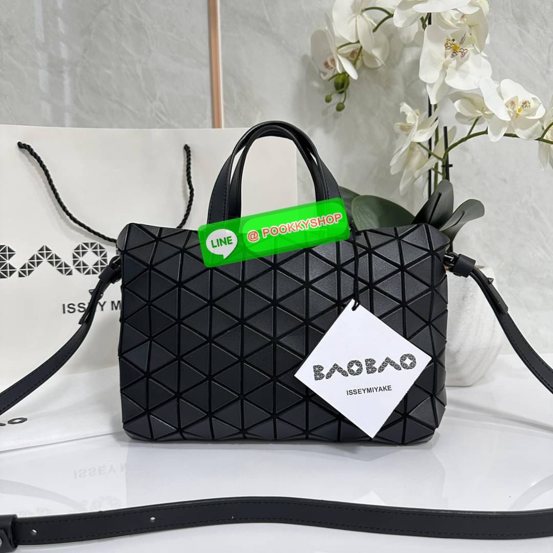 Bao Bao issey Miyake Tonneau Small Matte Bao Bao Issey Miyake รุ่น TONNEAU (ทอนโนะ) กระเป๋าทรง Boston Bag ที่โดดเด่นด้วยลายแพทเทิร์น 3 เหลี่ยมด้านเท่าเรียงต่อกัน ทำให้กระเป๋าใบนี้มีความโดดเด่นทั้งในเรื่องของดีไซน์ที่ทันสมัย และการใช้งานที่ครบทุกฟังก์ชั่น