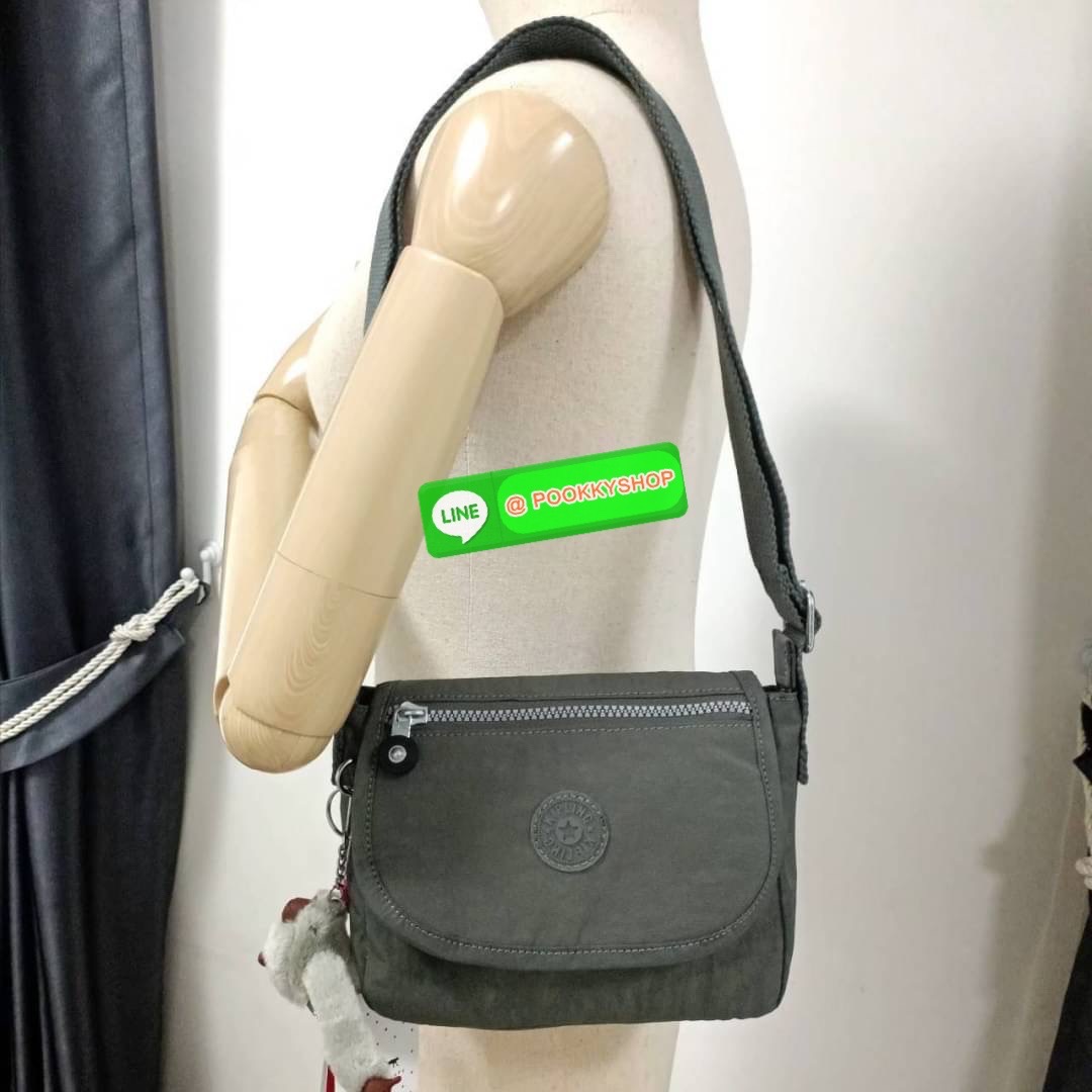 KIPLING SABIAN CROSSBODY MINI BAG กระเป๋าสะพายข้าง วัสดุ Nylon & Polyester 100% ขนาดเล็กกำลังน่ารัก เปิด-ปิดด้วยฝาปิดกระดุมแม่เหล็กและซิปแบรนด์ ด้านในทีแท็กแบรนด์