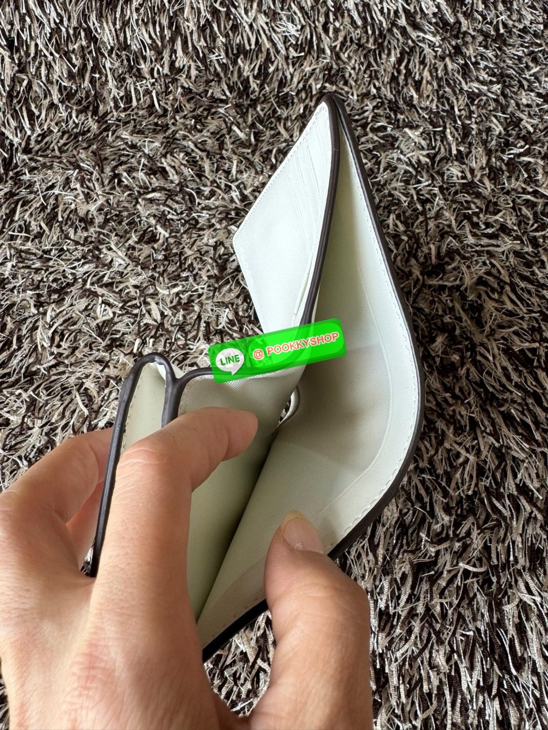 COACH MEDIUM CORNER ZIP WALLET IN SIGNATURE CANVAS กระเป๋าสตางค์ขนาดกลางที่ถือว่าเป็นไอเทม Must Have ของทุกเพศทุกวัยที่ต้องพกติดตัวไว้ตลอดเวลา เพราะนอกจากจะช่วยจัดเก็บเงิน บัตรประชาชน บัตรเครดิตและต่าง ๆ ให้เป็นระเบียบเรียบร้อยยังต้องคำนึงถึงประโยชน์ใช้สอ