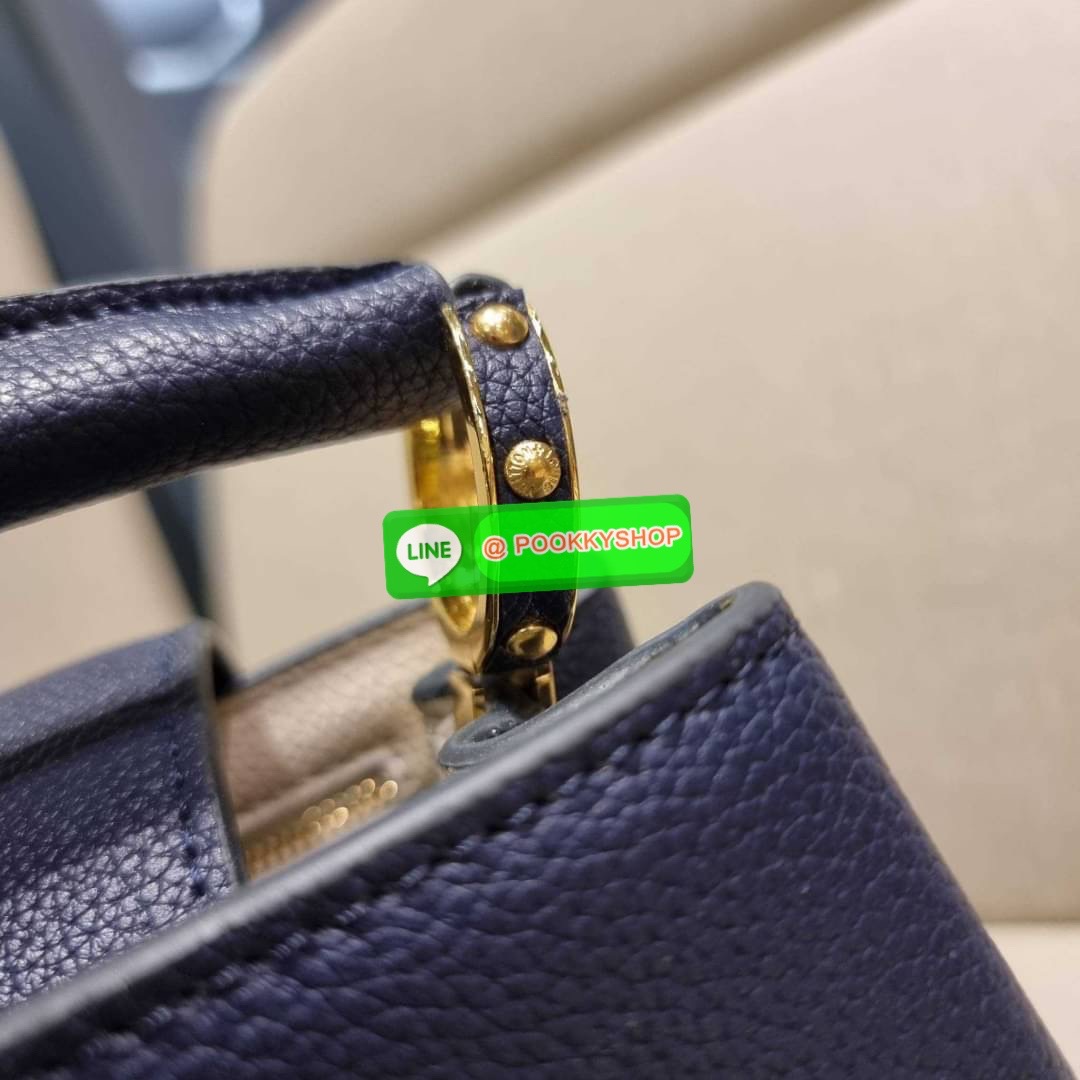 NEW IN!! LV capucines top handle วีไอพีพรีเมี่ยมกิ๊ฟจากเคาน์เตอร์ ที่สุดของความสวยในราคาเบาๆ กระเป๋าถือสุดหรู ดีไซน์ทรงคลาสสิค พร้อมลวดลายหรูหรา มาพร้อมหูจับในตัว ด้วยรูปทรงวินเทจและวัสดุหนังลูกวัว สัมผัสดี ขับผิว ทำให้ไอเท็มนี้สะกดทุกสายตาจริงๆ และยังมีล