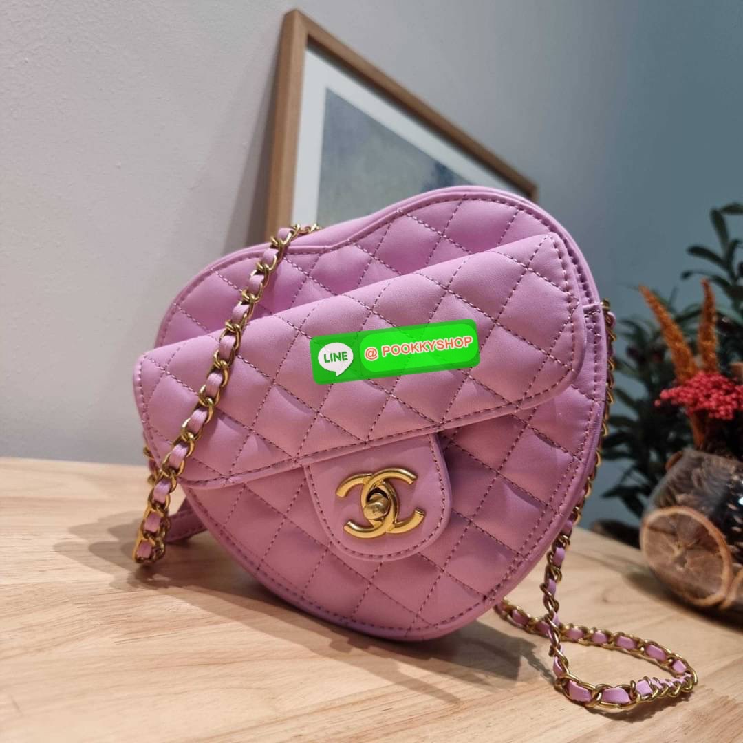 สวยมาก มงลงมาก!! พรีเมี่ยมกิ๊ฟ Chanel vip สุดพิเศษจากเคาน์เตอร์ duty free กระเป๋าสะพายสุดคิ้วท์ ที่ดีไซน์รูปทรงหัวใจไม่ซ้ำใคร น่ารักทุกสี น่าใช้ไปเลยแม่!! วัสดุหนังแกะฟอกสี เปิด-ปิดด้วยซิป ด้านหน้ามีช่องเก็บของจุกจิก ภายในเป็นช่องโล่ง ใส่มือถือ ใส่กระเป๋า