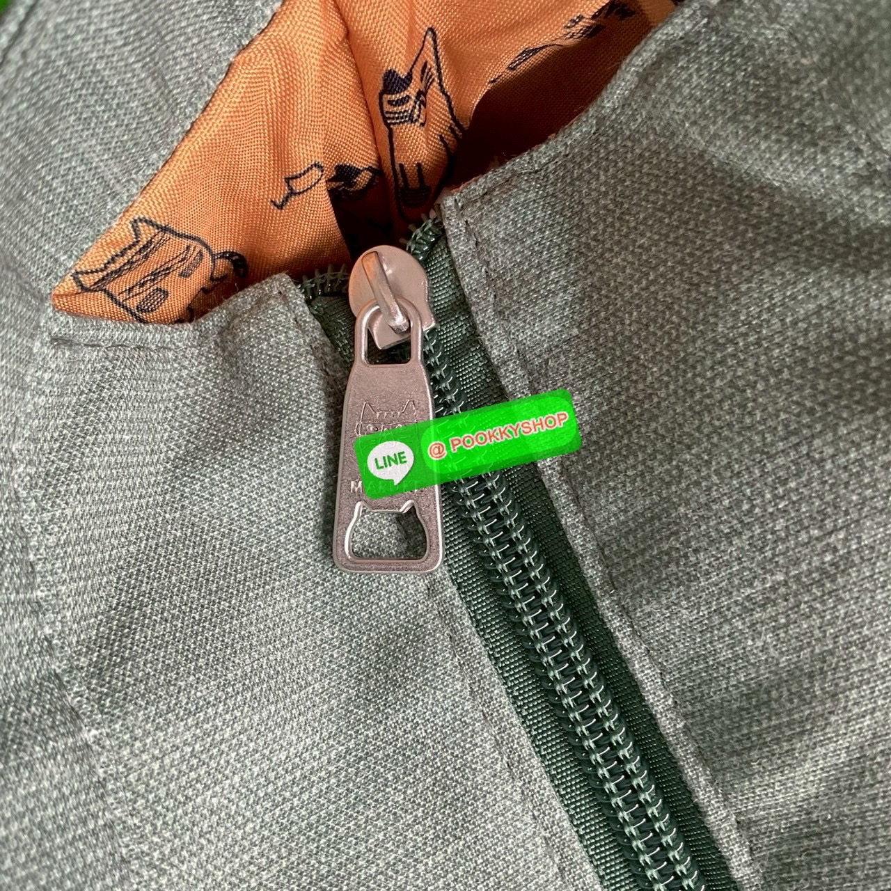 กระเป๋าถือ คล้องแขน ทรงโท้ทสุดเก๋และน่ารัก Nekomaruke Hamipoke Bag จาก Kusguru Japan กระเป๋าโท้ทสุดน่ารักใบนี้เหมาะสำหรับผู้หญิง และเป็นไอเทมใหม่ในคอลเลกชันฤดูใบไม้ผลิ/ฤดูร้อน 2025