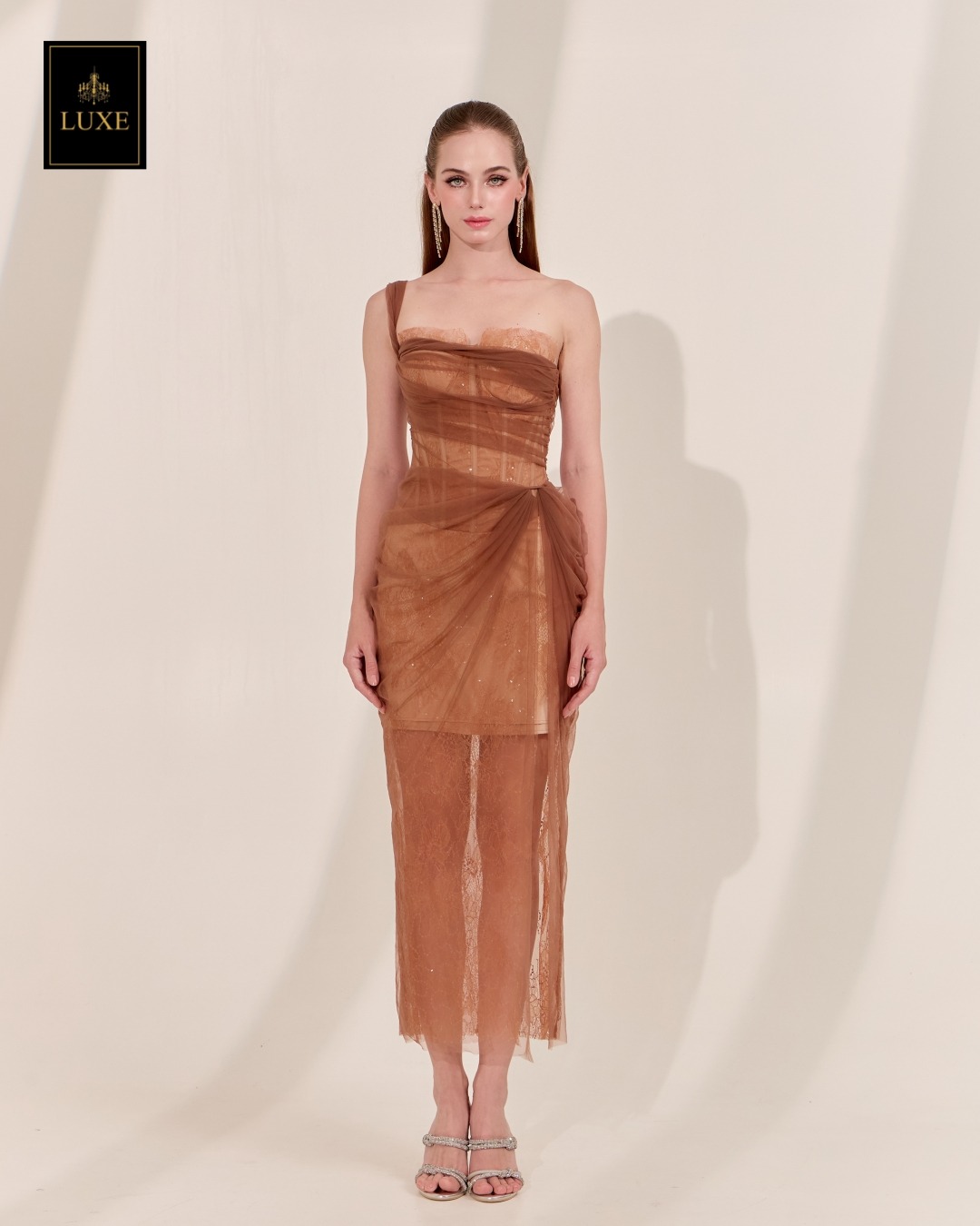 เดรสแฟชั่น เดรสเสื้อเกาะอก มีโครงแบบคอร์เซ็ต ซ้อนทับด้วยผ้าเน็ตจับเดรป กระโปรงจับเดรป