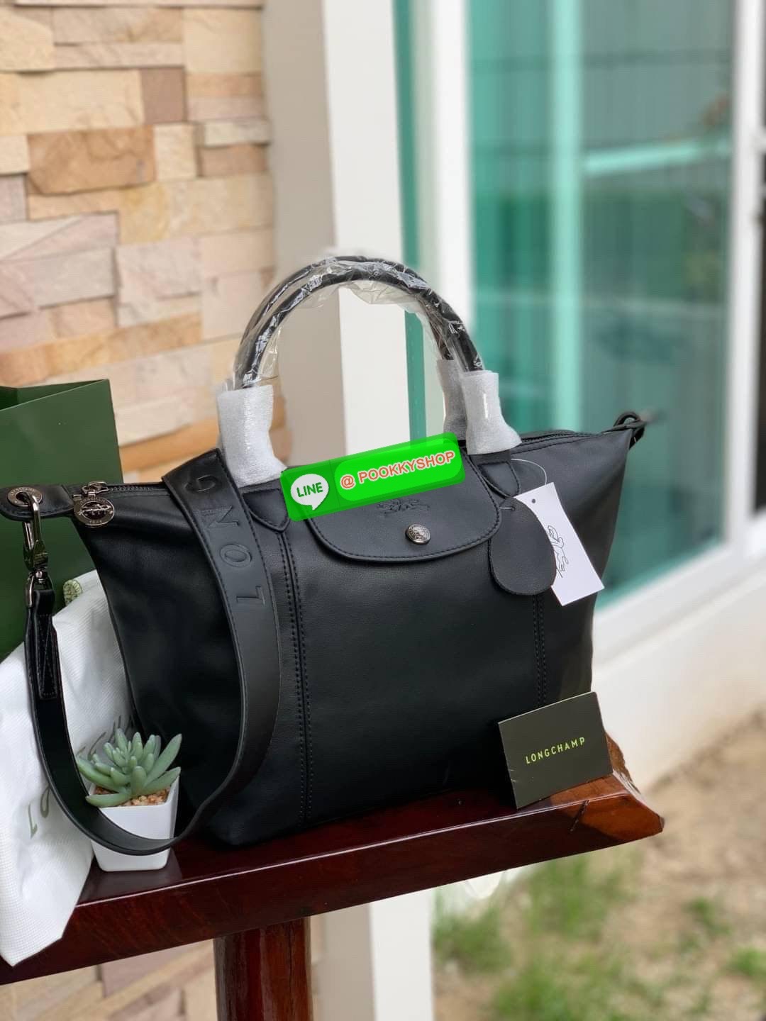 Longchamp LE PLIAGE CUIR TOP HANDLE BAG S เรียกว่าเป็นกระเป๋าอีกหนึ่งรุ่นที่ไม่ว่ายังไงก็ฮอตฮิตและติดเทรนด์ตลอดไม่เคยเปลี่ยนกับ ทรง Le Pliage Cuir หนึ่งในตระกูลกระเป๋าสุดไอคอนิกจากแบรนด์ เมื่อรุ่น Le Pliage Cuir ในรูปแบบของหนังแกะ Metis ได้ถือกำเนิดขึ้นใน