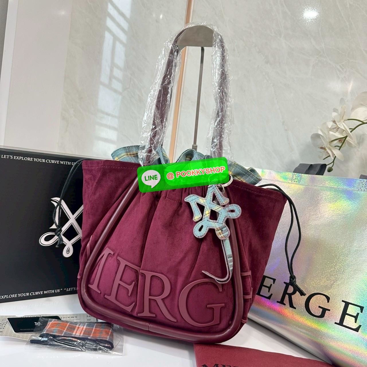 Merge A Day Bag Medium - Suede Edition (Limited) กระเป๋าสะพายไหล่ size ใหม่ ขนาดกระทัดรัดขึ้น แต่ยังสามารถจุของได้เยอะเหมือนเดิม ปรับสายกระเป๋าเป็นแบนสะพายทั้งวันไม่รู้สึกเมื่อยไหล่คะ