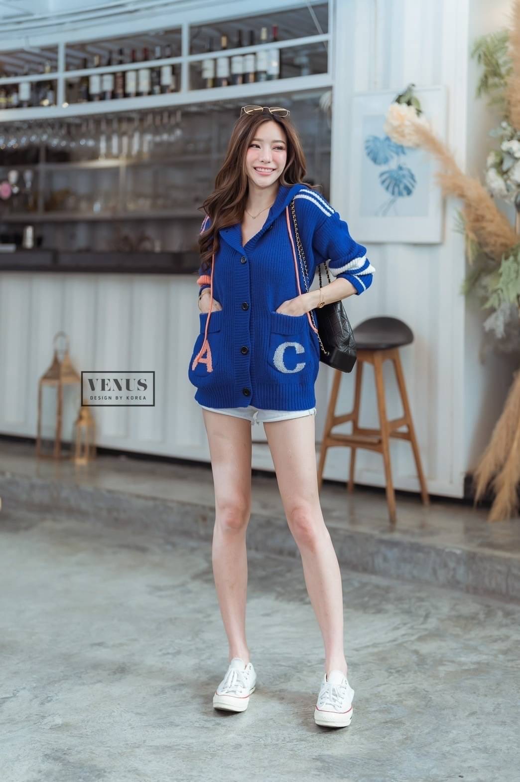 Restock 💙💙💙💙 I'm Lady By Venus เสื้อคลุมแขนยาวผ้าทอนุ่ม ด้านหลังแต่งฮูดอย่างดี งานถักสวยมากๆนะคะ สามารถใส่เป็นเสื้อคลุม หรือ เป็นเสื้อเดี่ยวๆก็น่ารักคะ