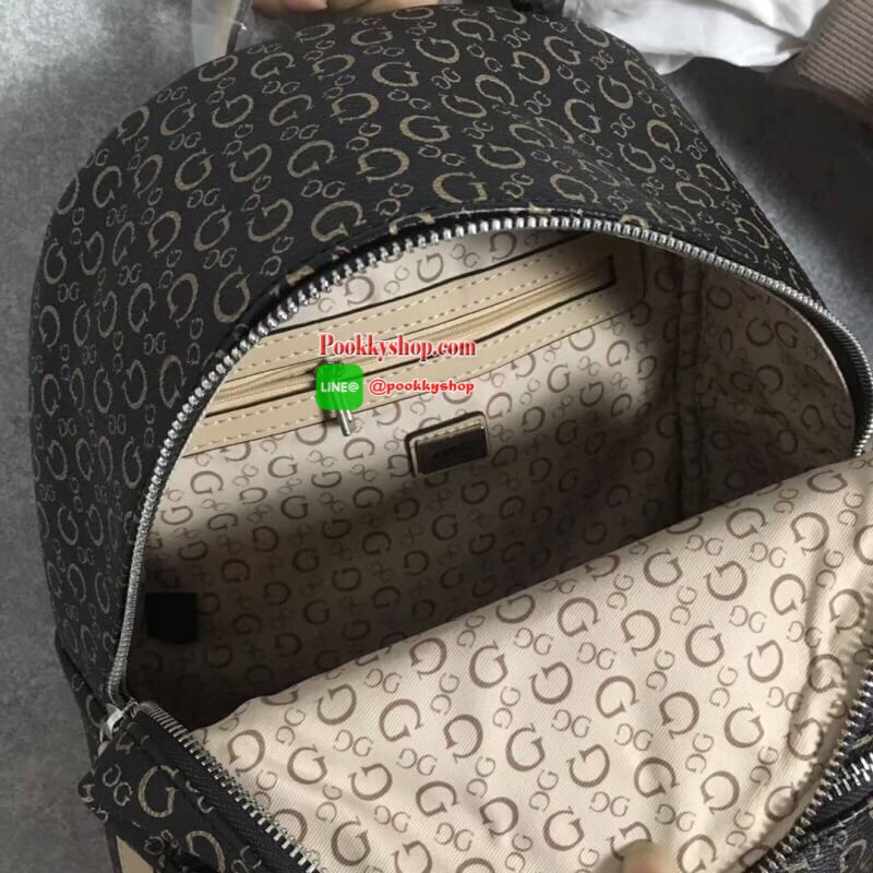 Don't Miss! GUESS WOMAN'S FACTORY BACKPACK กระเป๋าเป้ขนาดกำลังดีวัสดุหนังแกะสังเคราะห์นิ่มสวยน้ำหนักเบา มีหูหิ้วเเละสายสะพายหลังเลื่อนปรับได้ ด้านหน้ามีโลโก้และช่องซิป เปิดปิดด้วยซิปสะดวกใช้ ภายในกว้างใส่เอกสาร ipad ของใช้ได้เยอะ จะสะพายไปเรียนไ