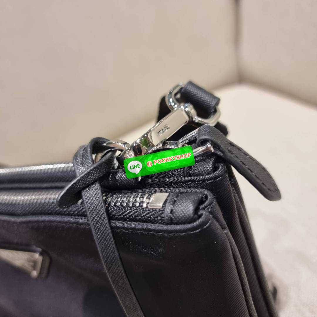 PRADA RE-EDITION 2000 RE-NYLON SHOULDER BAG ไอเท็มสุดโปรด unisex กระเป๋าสะพายข้าง ดีไซน์เรียบง่าย แต่มีความหรูในตัว รูปทรงพกพาสะดวก หยิบใช้ได้ในทุกๆวัน อีกหนึ่งคอลเลคชั่นขายดี วัสดุผ้าไนล่อนคุณภาพ พร้อมใบลูก ไว้ใส่เหรียญ ใส่กุญแจได้สารพัด เปิด-ปิดด้วยซิปห