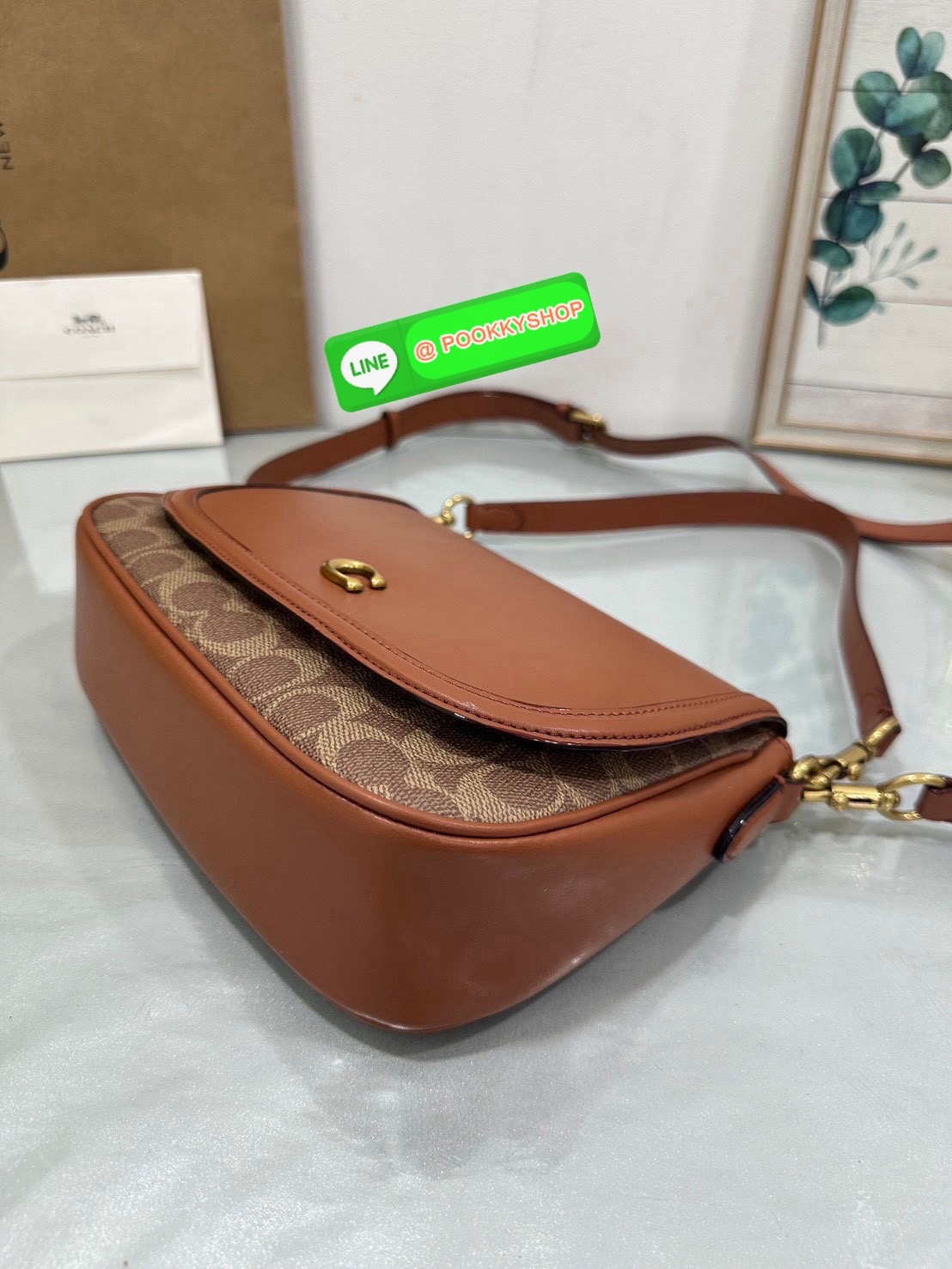 เรียบ หรู แต่ดูแพงแบบไม่ตั้งใจ Coach CU099 – Studio Shoulder Bag รุ่นฮิตสุดมินิมอล ตัว C เล็กหรูบนหนังสีคลาสิค ทรงสวยสะพายได้ทั้งถือไหล่และ crossbody ไม่ว่าจะใส่ลุคไหน… ก็เปลี่ยนเป็นลุคคุณหนูมีคลาสได้ในพริบตา