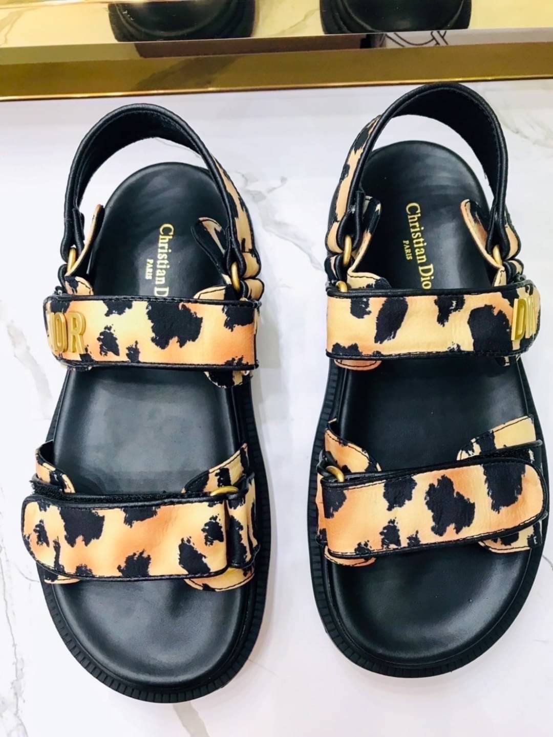 พร้อมส่งรอบ2 รองเท้า DIORACT SANDALรุ่นนี้ใหม่ลายสุดเป็นลายเสือสวยเกร๋มาก ทรงนี้ใส่สบายทุกคนต้องมี ตัวพื้นรองเท้าเป็นสีดำ ตัวสายเป็นลายเสือ ด้านหน้ามีโลโก้Dior สีทอง สวยมากงานปั๊มโลโก้ทุกจุด พลาดแล้วจะเสียใจนะ