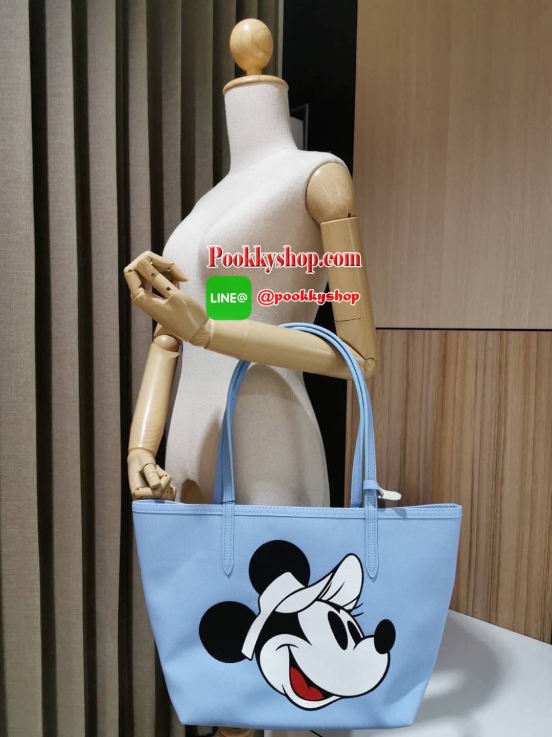 Don't Miss! Best Seller! ซื้อ1ได้ถึง2!! New! & Limited x Disney Holiday Collection Reversible Tote Bag With Clutch คอลเลคชั่นดิสนีย์ทรงTote มาพร้อมใบเล็กเข้าชุดสุดคุ้มสามารถแยกใช้ได้ วัสดุหนัง Saffiano สวยกันน้ำดูแลรักษาง่ายดีไซน์โดดเด่นมีลูก