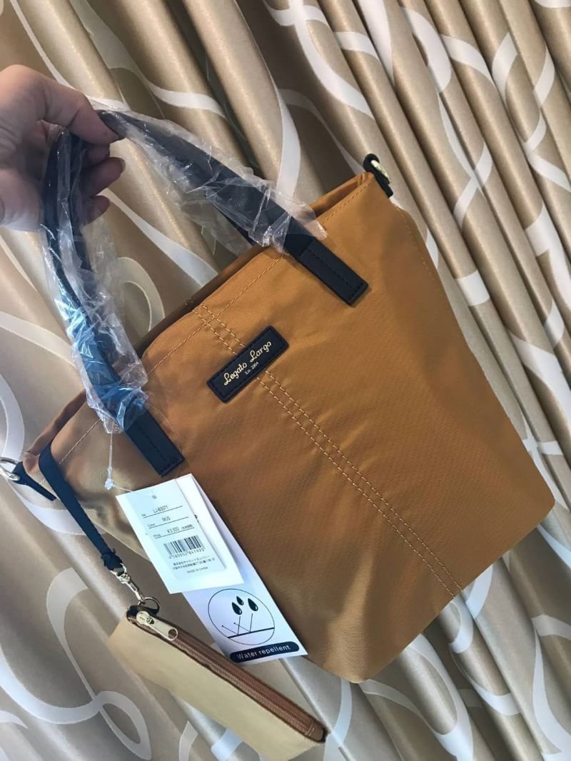 Anello & Legato Largo Mini Tote Shoulder Bag ( LJ-3071) กระเป๋าถือหรือสะพายขนาดกลางกำลังดี ช่องใหญ่เปิดด้วยซิปเดียว ภายในมีใบพ่วงขนาดเล็กเก็บของจุกจิก ถอดแยกใช้งานได้ ใส่มินิไอแพค/กระเป๋าสตางค์ยาวได้ ทั้งด้านหลังและด้านข้างยังมีช่องเพิ่มใส่มือถือหรือของที