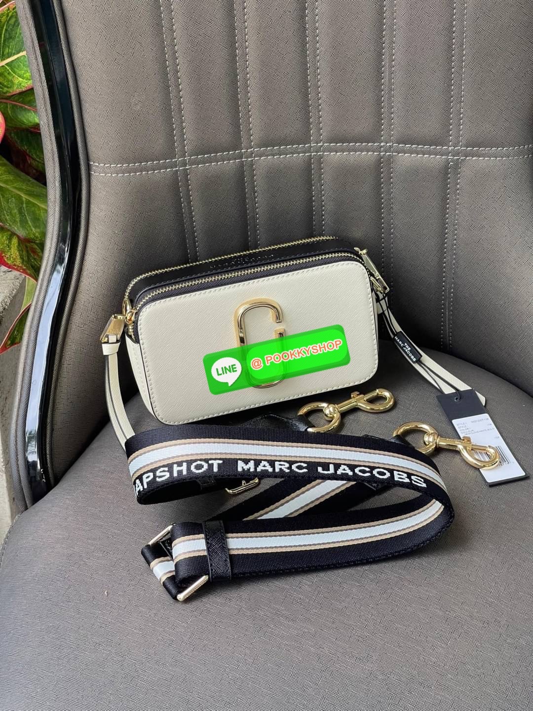 💕 Marc Jacobs Snapshot Bag กระเป๋าแบรนด์ดังจากสัญชาติอเมริกัน นับได้ว่ารุ่นนี้เป็นรุ่นทรงฮิตของ marc jacobs เลยทีเดียว โดยด้านหน้ากระเป๋าจะเป็นโลโก้แบบโลหะที่เป็นสัญลักษณ์ของแบรนด์นี้ มาพร้อมสายสะพายที่จะสะพายยังไงก็ดูโดดเด่น เพราะขนาดใหญ่ที่สกรีน