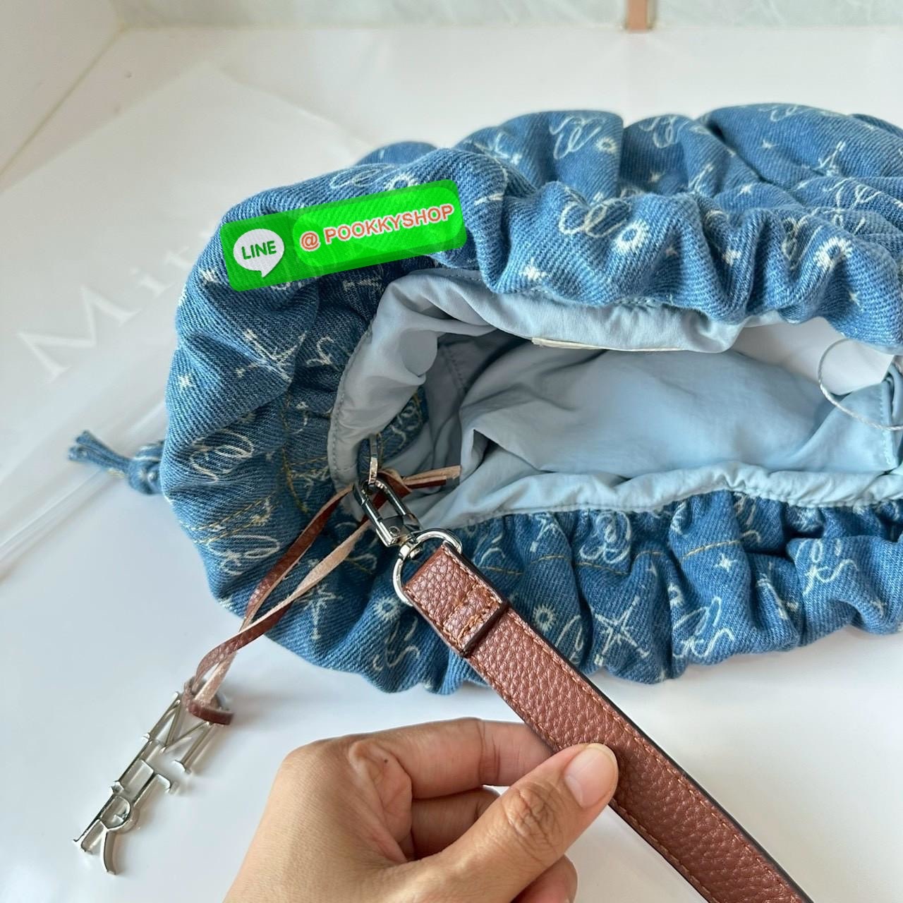 Mitr scrunchy bag 🔖กระเป๋ายีนส์สุดน่ารักเนื้อนุ่มพิมพ์ลาย Monogram ของ Mitr จุของได้เยอะรูปทรงแบบรูดได้ น้ำหนักเบาสุดๆ สะพายเป็น Shoulder Bag หรือถอดสายและถือเป็น Clutch Bag ก็ได้ ดีเทล Charm ห้อยโลหะสีเงิน โดดเด่นสุดๆ
