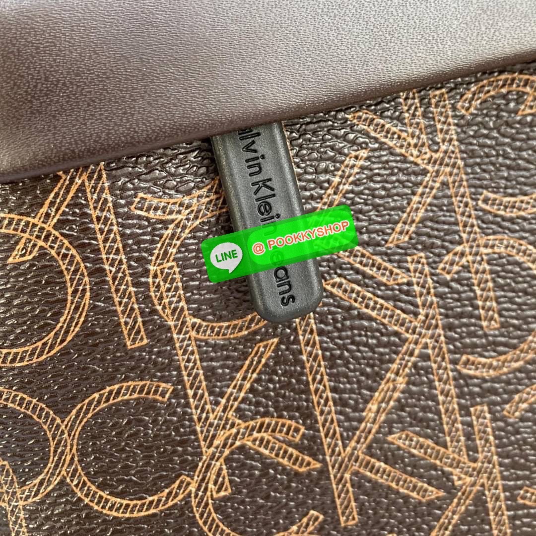 CALVIN KLEIN JEANS CROSSBODY BAG กระเป๋าสะพาย Ck Jeans รุ่น Limited Edition น่าสะสมค่ะ ลายแบรนด์เป็นซิกเนเจอร์รอบใบ เปิด-ปิดด้วยซิป ด้านในโล่งกว้างมีช่องซิปและช่องใส่ของจุกจิก ด้านหลังมีช่องซิปเก็บของอีก 1 ช่อง ขนาดกำลังดีใส่มือถือได้ทุกรุ่น สายสะพายปรับไ