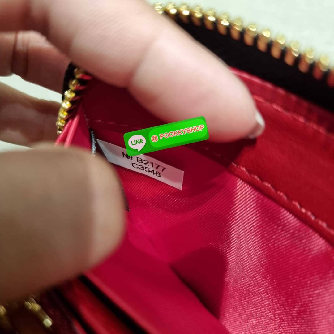 COACH C3548 LONG ZIP AROUND WALLET WITH HORSE AND CARRIAGE พร้อมเสิร์ฟความหรู กับคอลใหม่ สีสวย ผู้ดีขับผิวมาก กระเป๋าสตางค์ใบยาวกึ่งคล้องมือ เรียบหรู โดดเด่นด้วยโลโก้เอกลักษณ์ วัสดุหนัง pepble ทนทาน มาพร้อมสายคล้องมือ ถอดออกได้ ภายในใส่บัตรได้เยอะ มีช่องซ