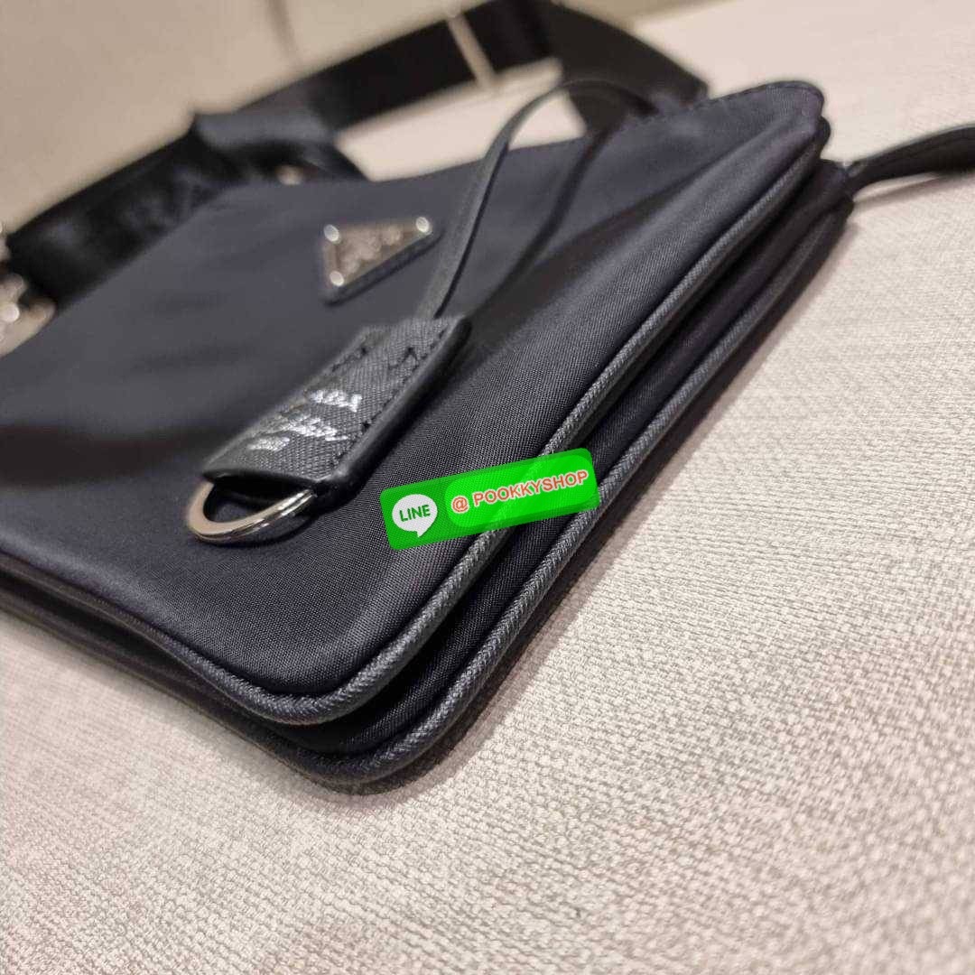 PRADA RE-EDITION 2000 RE-NYLON SHOULDER BAG ไอเท็มสุดโปรด unisex กระเป๋าสะพายข้าง ดีไซน์เรียบง่าย แต่มีความหรูในตัว รูปทรงพกพาสะดวก หยิบใช้ได้ในทุกๆวัน อีกหนึ่งคอลเลคชั่นขายดี วัสดุผ้าไนล่อนคุณภาพ พร้อมใบลูก ไว้ใส่เหรียญ ใส่กุญแจได้สารพัด เปิด-ปิดด้วยซิปห