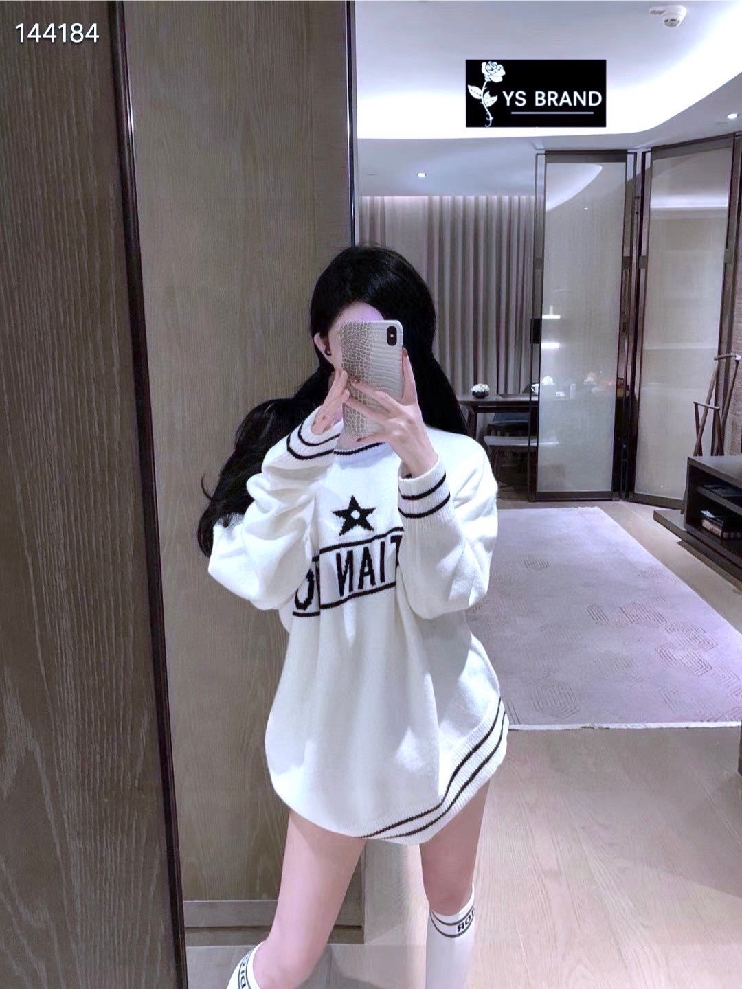 ชุดเซทแฟชั่น เดรสไหมพรมแขนยาวคอ ผ้าไหมพรมยืดเนื้ออย่างดี พร้อมถุงเท้าใส่เข้า Set