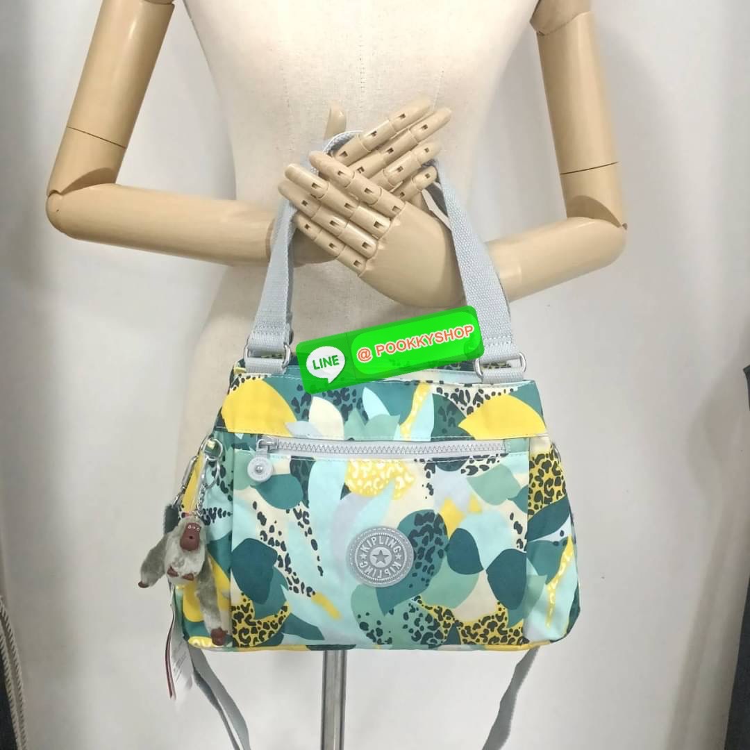 KIPLING ELISE HANDBAG กระเป๋าถือและสะพายไหล่ วัสดุ Nylon +Polyester ขนาดกำลังพอดี จุของได้มาก มีหูจับสองสาย ถือสะดวก น้ำหนักเบา มีช่องซิป ด้านหน้า ช่อง กระเป๋าหลักเปิด-ปิดด้วยซิป มี3 ช่องว่างใส่ของได้จุมากๆ ใส่มือถือได้ กระเป๋าสตางค์ใบยาว และ เครื่องสำอาง