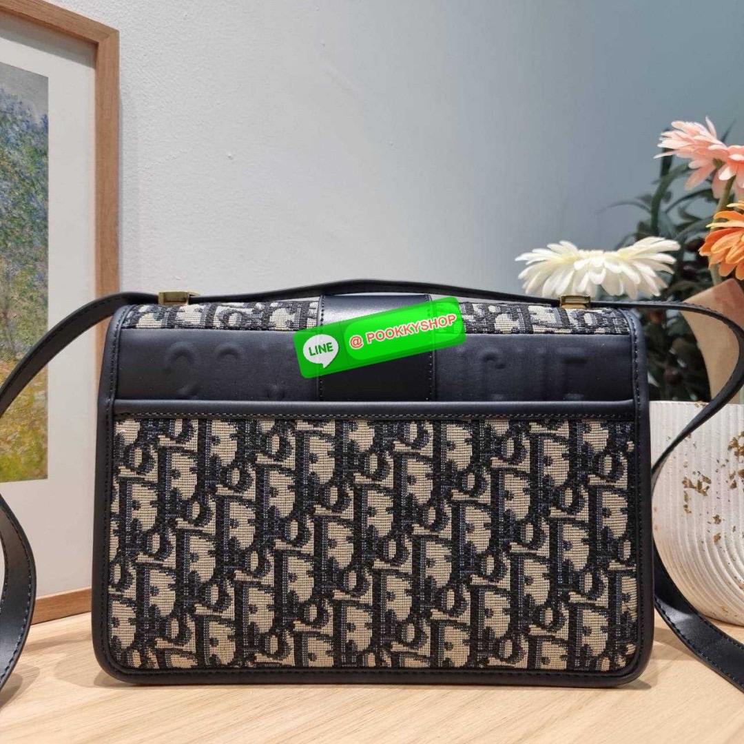 CD 30 MONTAIGNE BAG 🔆 Details กระเป๋าสะพายข้างสุดฮอต จากเคาน์เตอร์ dutyfree ที่สาวๆต้องไม่พลาด ทรงสวยมีกิมมิคในตัว ดูแพง ดีไซน์ย้อนยุคเป็นเอกลักษณ์ เปิด-ปิดด้วยอะไหล่กดล็อคแน่นหนา ใช้งานง่าย ด้านหลังมีช่องใส่ของจุกจิกได้ ภายในเป็นช่องโล่ง ใส่ของสำ