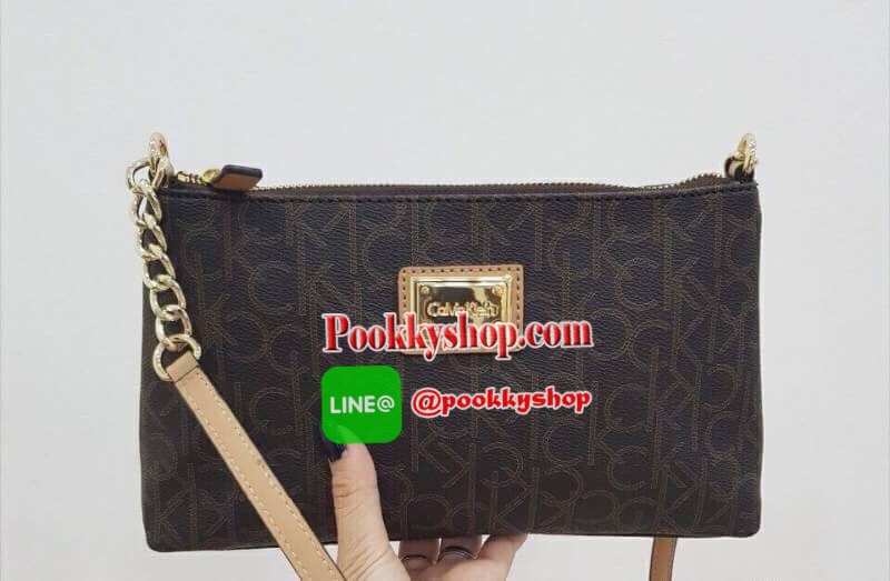 New arrival !!! Calvin Klein Crossbody Bag กระเป๋าสะพายขนาดน่ารัก วัสดุ PVC คุณภาพดี หนังนิ่ม น้ำหนักเบา ตัวกระเป๋าออกแบบลาย CK ทั้งใบ ด้านหน้าประดับด้วยโลโก้แบรนด์สวยหรู หัวซิปเป็นหนังง่ายต่อการใช้งาน ช่องหลักเปิดปิดกระเป๋าด้วยซิป ด้านในโล่งกว้าง มีช่องซ