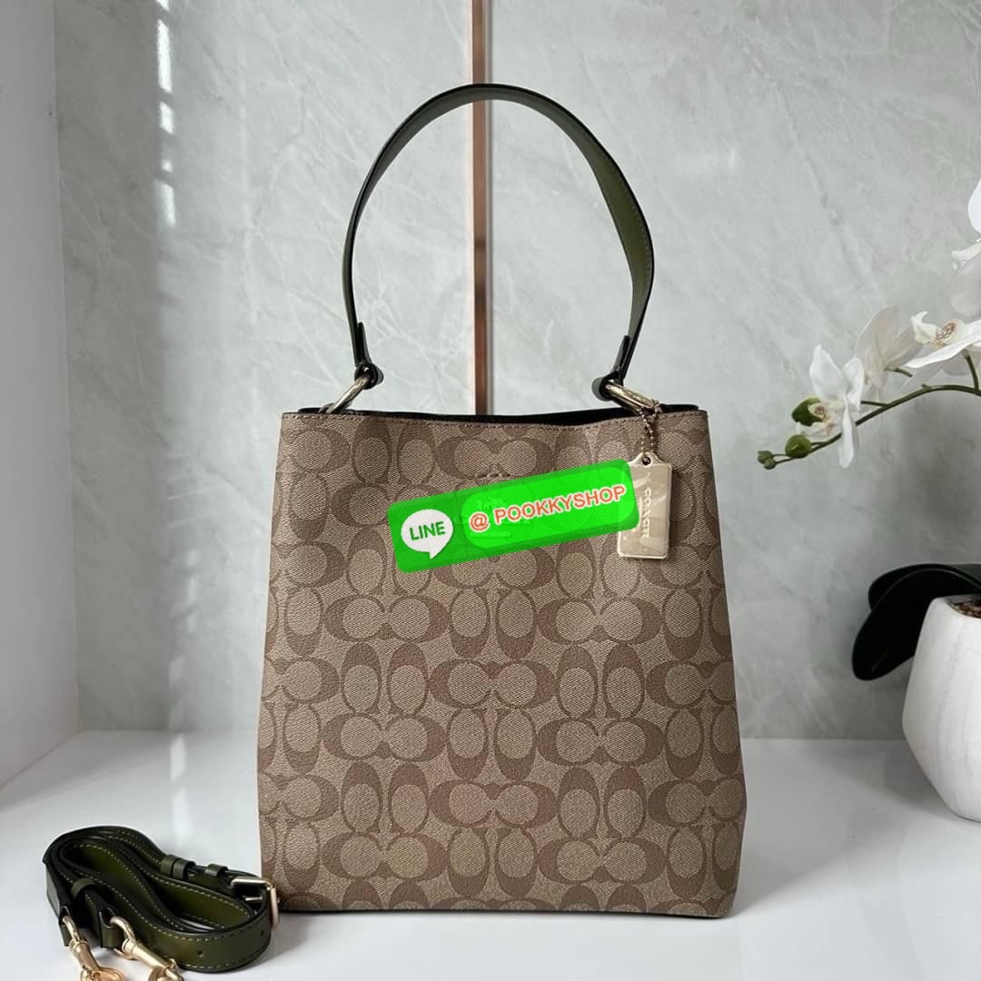 COACH TOWN BUCKET BAG IN SIGNATURE CANVAS (COACH 91512) 🔖 กระเป๋าสะพาย/ถือบัคเกต รุ่นคลาสสิคตลอดกาลไม่เอ้าท์ 🔖วัสดุ: แคนวาส ตัดหนังแท้ 🔖เปิด-ปิด กระเป๋าด้วยกระดุมแม่เหล็ก ภายในช่องโล่ง มีช่องซิปแบ่งตรงกลาง แยกเก็บของได้อย่างเป็นสัด