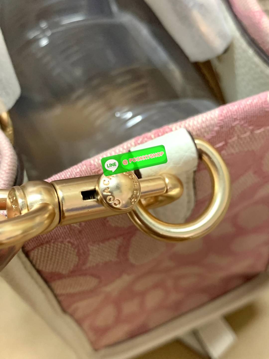 COACH DEMSEY TOTE IN SIGNATURE JACQUARD WITH COACH PAT ((C8417//C5115)) พร้อมส่งที่ไทย ห้ามพลาด สีน้องสวยมากๆค่ะ กระเป๋าทรงTote ขนาดพอดีลำตัว ใช้วันไหนๆก็เหมาะมากค่ะ วัสดุJacquard ทอลายแบรนด์ ตัดขอบหนังแท้ สวยงามมากๆค่ะ ด้านหน้าจะมีป้ายวงกลมโลโก้แบรนด์อัน