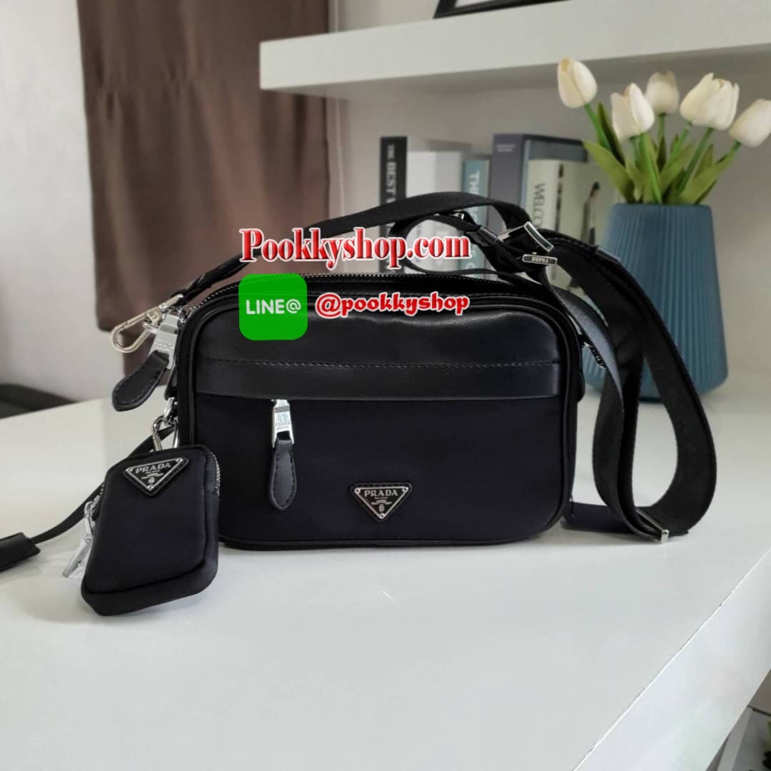 พร้อมส่งรุ่นใหม่ จากแบรนด์ Prada วัสดุทำจาก หนังสลับNylon สามารถกันน้ำได้ ตัวกระเป๋าอยู่ทรงสวย ขนาดกำลังพอดี ไม่เล็กไม่ใหญ่ไป แถมมากับกระเป๋าห้อยใบเล็กคุ้มสุดๆ อะไหล่เงินทั้งใบ ด้านหลังมีช่องใส่ของ เปิดปิดด้วยซิป ภายใน มีโลโก้แบรนด์ และช่องใส่ของแยก บุผ้
