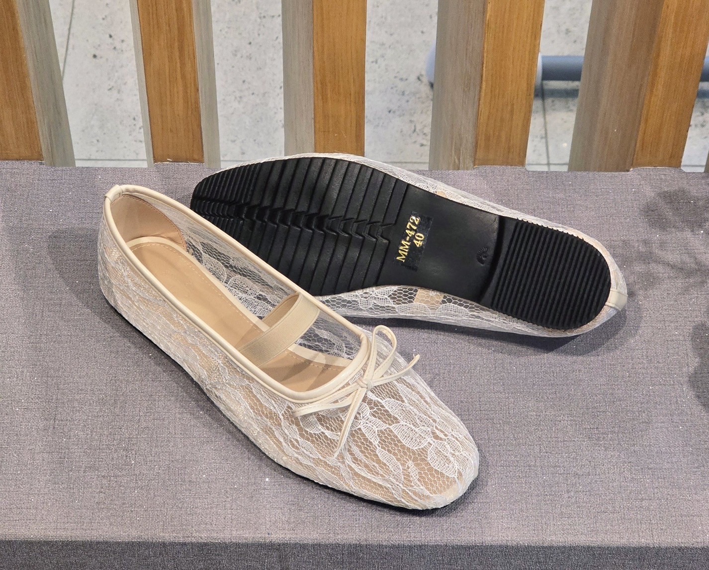 แบบใหม่ มาแล้วค่ะ พร้อมเสริฟพร้อมส่งคร่าาา รองเท้าแฟรช style valentino ผ้าลูกไม้ น่ารัก มากๆ สวยหวานสุดๆ สีพื้นเรียบหรู พื้นยางกันลื่น หนังนิ่มมากๆ เก๋ๆ สวยมากๆ ใส่เที่ยว ใส่ทำงานได้สบายๆคร่าา