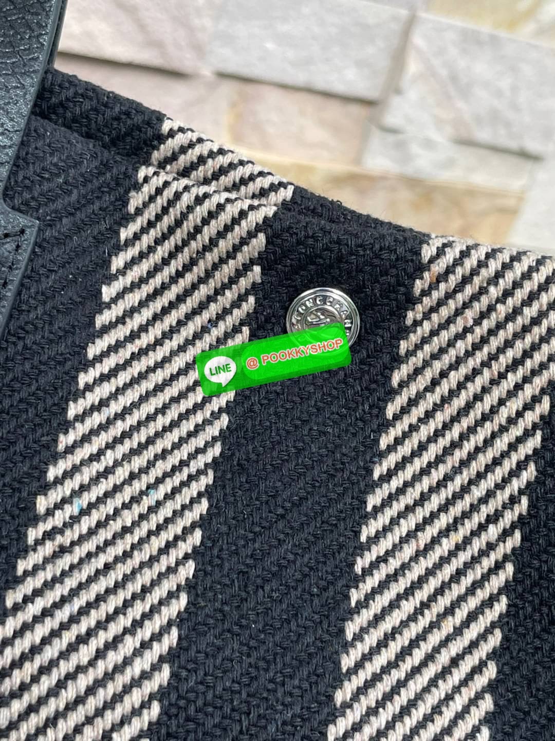 💕 Longchamp Essential Stripes shoulder bag อีกหนึ่งคอลเลคชั่นสำหรับใครที่ต้องการกระเป๋าแบบใช้งานได้ในหลาย ๆ โอกาส การเลือกกระเป๋าขนาดเล็กย่อมไม่สะดวกและไม่ครอบคลุมต่อการใช้สอยอย่างแน่นอน Longchamp รุ่นนี้สามารถตอบโจทย์ ในการใช้งานที่หลากหลายขึ้น เ