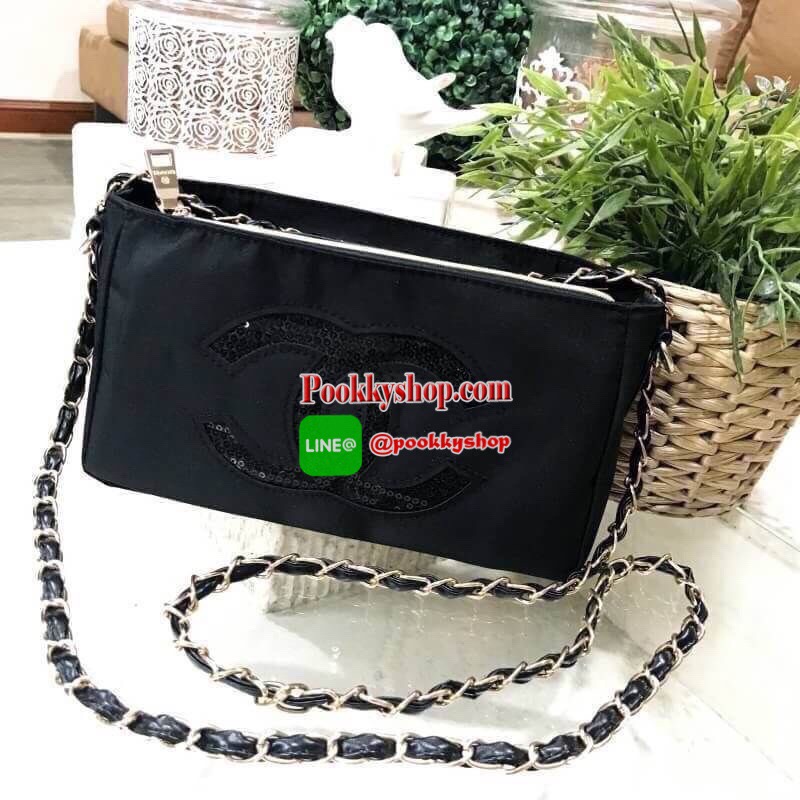 ไอเท็มแนะนำ! รุ่นใหม่ล่าสุด Chanel Cosmetic Cluth Bag With Chain กระเป๋าถือหรือสะพายพรีเมี่ยมเเท้จาก Chanel Cosmetic Counter VIP Gift วัสดุ Nylon&Polyester 100% สีดำประดับโลโก้แบรนด์วิ้งๆสวยหรูดูดี เปิดปิดด้วยซิป หัวซิปแบรนด์อะไหล่ทอง ซับในสกรีนโลโก้ ภายใ