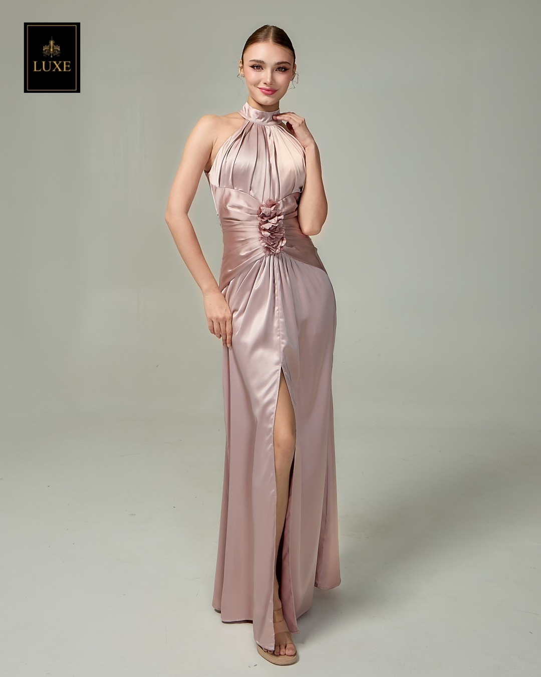 แม็กซี่เดรสเสื้อคอกลมแขนกุด กระโปรงผ่าหน้าขา