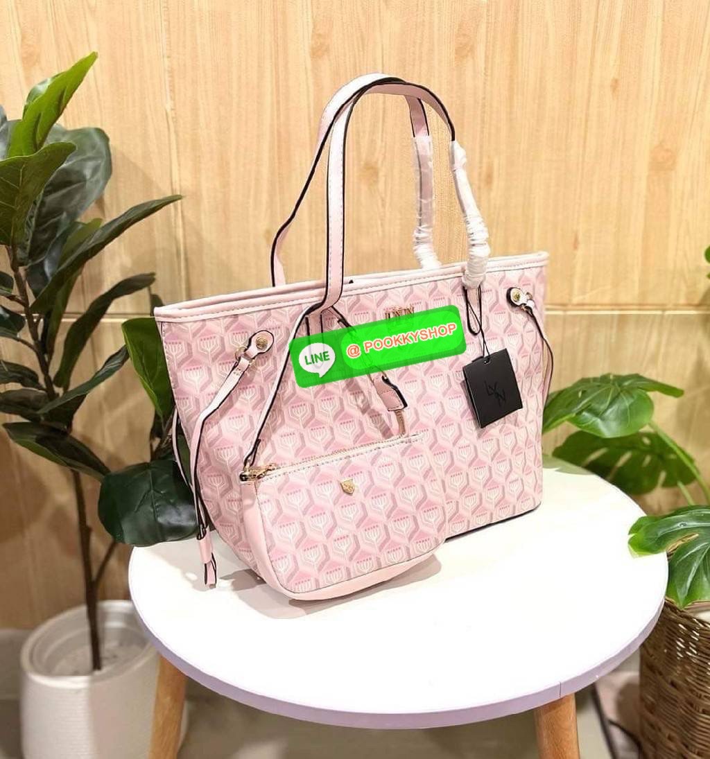 Lyn สะพายข้าง ทรงช็อปปิ้ง ใบใหญ่ใส่ของได้เยอะ มาพร้อมใบลูก 1 ใบนะคะ โทนสีพาสเทล น่ารักน่าใช้มากค่า