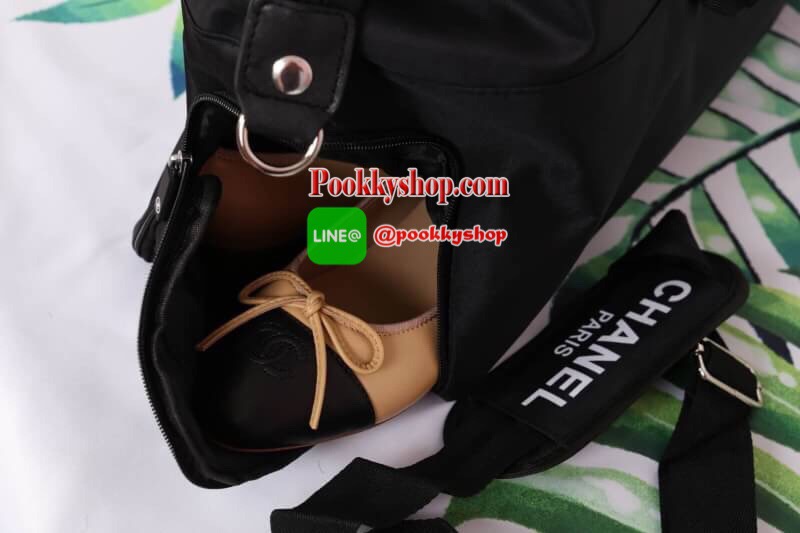 Chanel Authentic VIP Gift Bag Duffle Gym Travel -สินค้าเป็นของแท้ ใหม่ จากเค้าเตอร์เครื่องสำอาง/ น้ำหอมของแบรนด์- Chanel vip gift bag ของแท้ 100% ใช้เป็นกระเป๋าเดินทาง/ไปฟิตเนส ไปยิม หัวซิปปั้มโลโก้ ด้านในเป็นช่องกว้าง และช่องซิป ฐานกระเป๋ามีช่องแยกใต้กระ