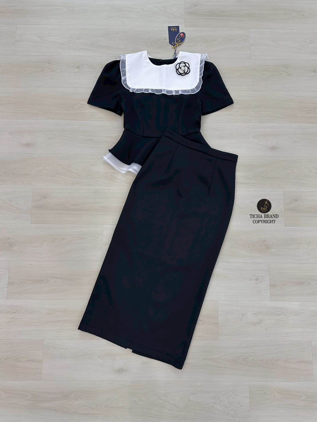 ชุดเซทแฟชั่น ชุด Set4ชิ้น เสื้อแขนสั้นสึดำ ดีเทลแต่งระบายผ้าแก้วสีขาวชายเสื้อ