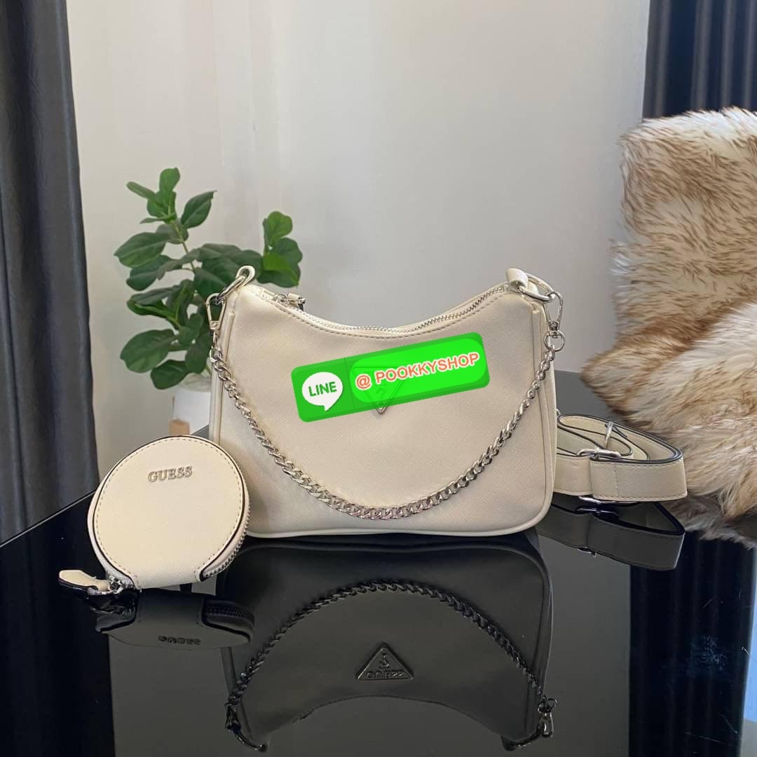 รุ่นใหม่ล่าสุด GUESS SHOULDER BAG ซื้อ1ได้ถึง2ไอเท็ม กระเป๋าพอชรูปทรงสวย เปิด-ปิดด้วยซิปด้านในโล่งกว้างมีช่องซิปใส่ของจุกจิก เพิ่มความน่ารักด้วย กระเป๋าใส่เหรียญใบเล็กทรงกลม เฝสามารถถอดใช้แยกได้ มาพร้อมสายโซ่สะพายไหล่ และสายสะพายยาวสามารถปรับระดับได้ฟรีไซ