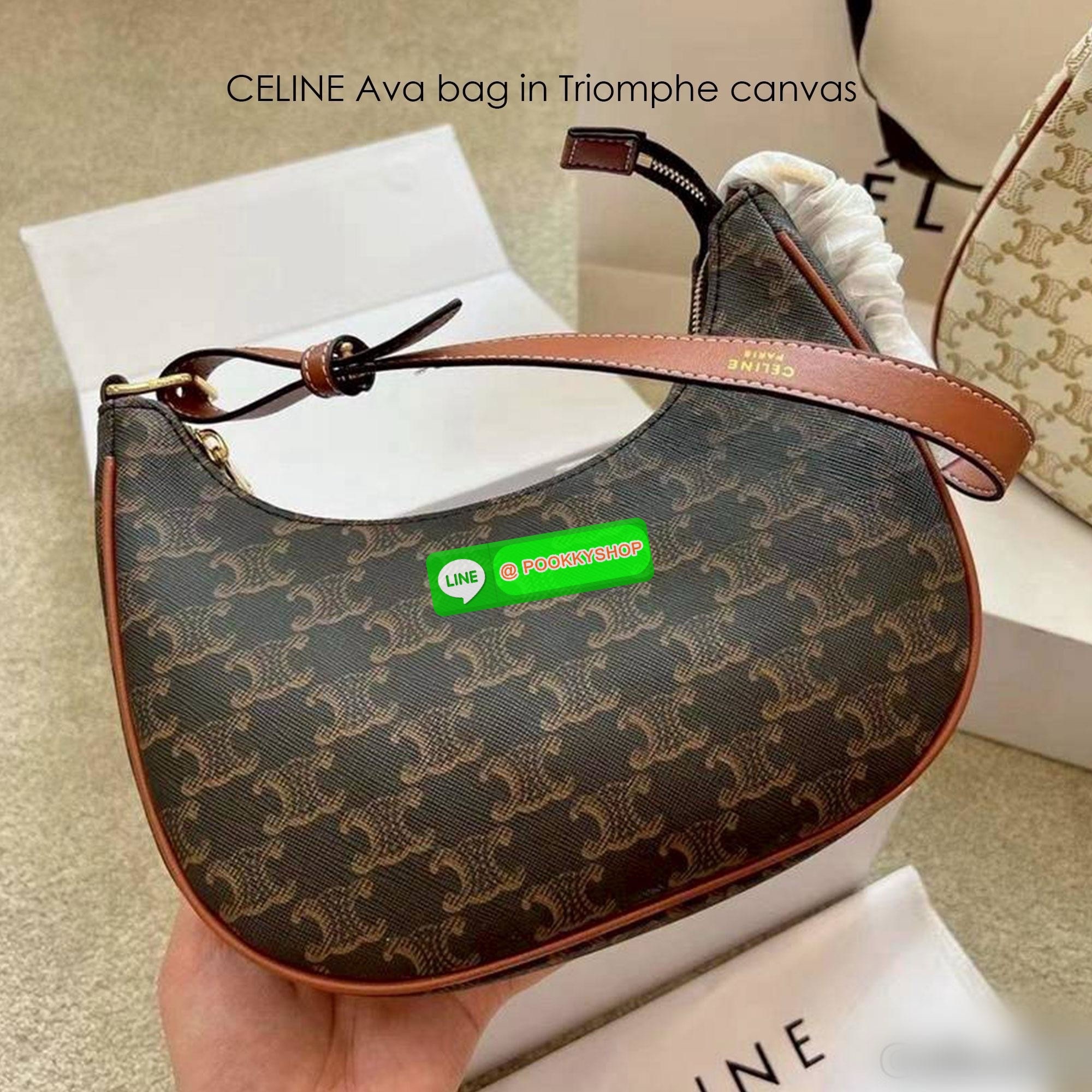 CELINE Ava bag in Triomphe canvas and leather กระเป๋าสะพายไหล่ รุ่นยอดฮิต ดีไซน์แบบสวยสับ รูปทรงคลาสสิคใช้งานได้ง่าย แมทช์ได้หลากหลายสไตล์ ภายในเป็นช่องโล่ง สามารถใส่มือถือ ใส่กระเป๋าสตางค์ได้ และมีช่องย่อยให้ใส่บัตรได้อีกด้วย สุดคุ้ม สุดปังแบบนี้ รีบตำก่