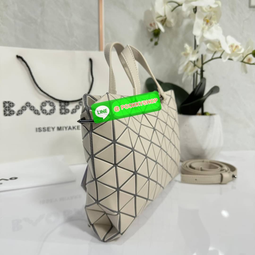 Bao Bao issey Miyake Tonneau Small Matte Bao Bao Issey Miyake รุ่น TONNEAU (ทอนโนะ) กระเป๋าทรง Boston Bag ที่โดดเด่นด้วยลายแพทเทิร์น 3 เหลี่ยมด้านเท่าเรียงต่อกัน ทำให้กระเป๋าใบนี้มีความโดดเด่นทั้งในเรื่องของดีไซน์ที่ทันสมัย และการใช้งานที่ครบทุกฟังก์ชั่น