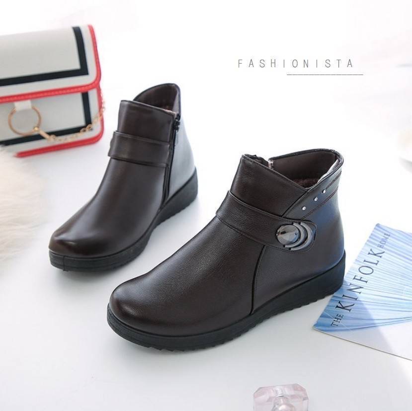 สินค้ามาใหม่พร้อมส่งค่ะ!! Item นุ่มๆอุ่นสบายถนอมเท้า รองเท้าบู้ทสั้นหุ้มข้อ วัสดุ pu คุณภาพดี เนื้อหนานุ่มมากสวยขึ้นทรง พื้น 3.5 c.m. มีซิปถอดใส่ง่าย เพิ่มดีเทลตกแต่งอะไหล่ด้านข้างสวยเก๋สะดุดตา ภายในรองเท้าบุขนนุ่มมากก พื้นรองเท้าเป็นยางพารายึดเกาะดีเยี่ย