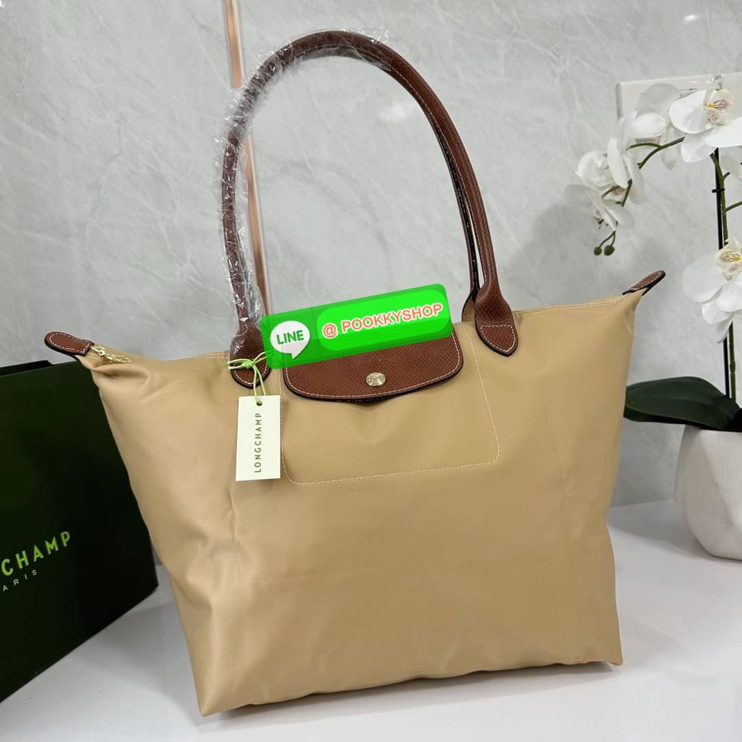 LONHGCHAMP LE PLIAGE ORIGINAL L TOTE BAG 🔖กระเป๋าสะพายไหล่ Le pliage ใบใหญ่ เรียบง่ายจุของได้เยอะ สามารถเก็บเอกสารหรือแล็ปท็อปได้คะ 🔖วัสดุ:ไนลอนเคลือบ 🔖เปิด-ปิดด้วยซิป ภายในกว้าง มีช่องลับแยกคะ 🔖สามารถพับเก็บได้พกพาสะดวกคะ