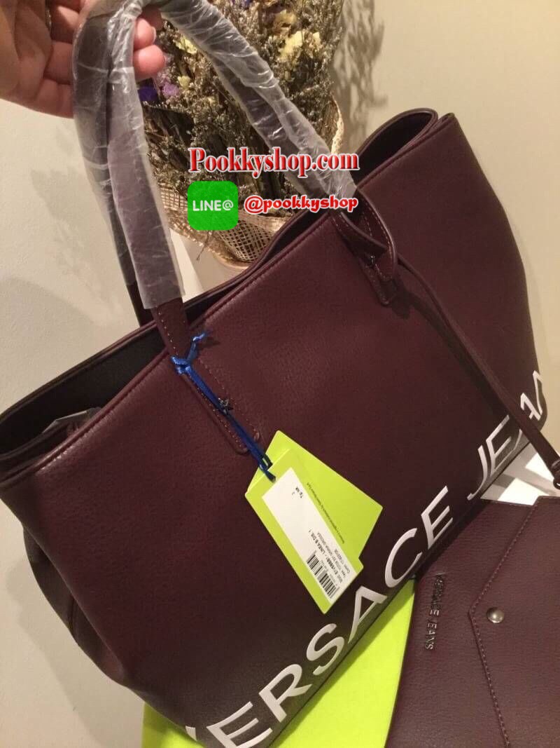 VERSACE JEANS TOTE BAG(VJ) กระเป๋าสะพายจากแบรนด์ดัง วัสดุ PU คุณภาพดี นิ่ม ด้านหน้าตกแต่งด้วยโลโก้แบรนด์สวยโดดเด่น ด้านในโล่งกว้าง มีช่องซิปและช่องใส่ของหลายช่อง ซับในลายแบรนด์ รุ่นนี้มาพร้อมกระเป๋าใบเล็กสำหรับใส่ของจุกจิกอีก1ใบ แยกใช้ได้ สาวๆที่ชอบใบใหญ่