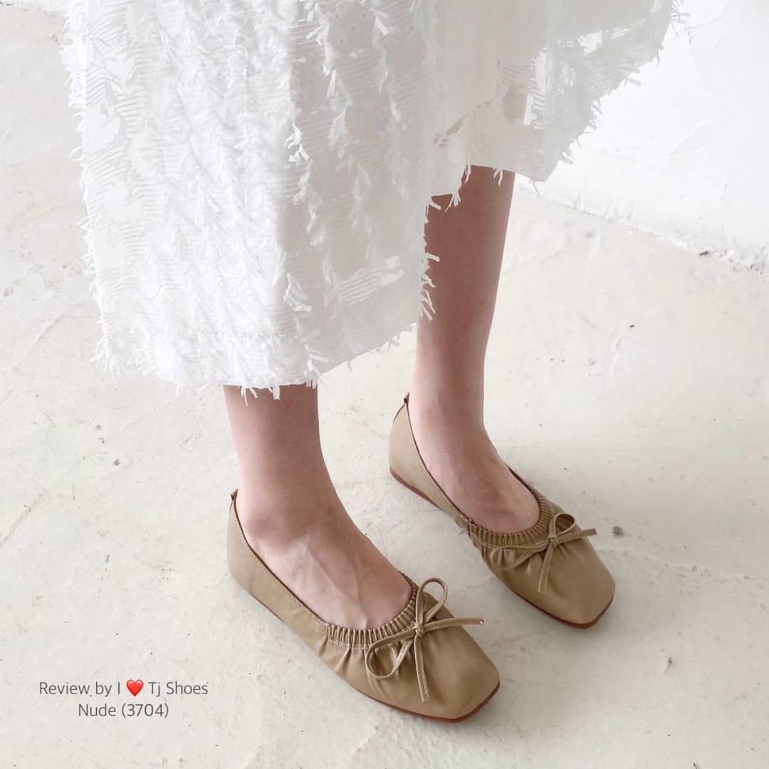 พร้อมส่งรองเท้าคัชชูนำเข้า ขายดีสุดๆ หนังรุ่นนี้คือดีนิ่มมาก ทรงสวย สวมใส่ง่าย แต่งด้วยโบว์น่ารักๆ ใส่ได้เรื่อยๆ ใส่สบาย ส้นยางอย่างดีบิดงอได้ช่วยลดแรงกระแทกเวลาเดินได้ดี แมทกับชุดง่าย ใส่กับอะไรก็น่ารักสุดๆ ควรมีไว้เป็นคู่โปรด ของจริงงานดีมากสวยมาก ตรงปก