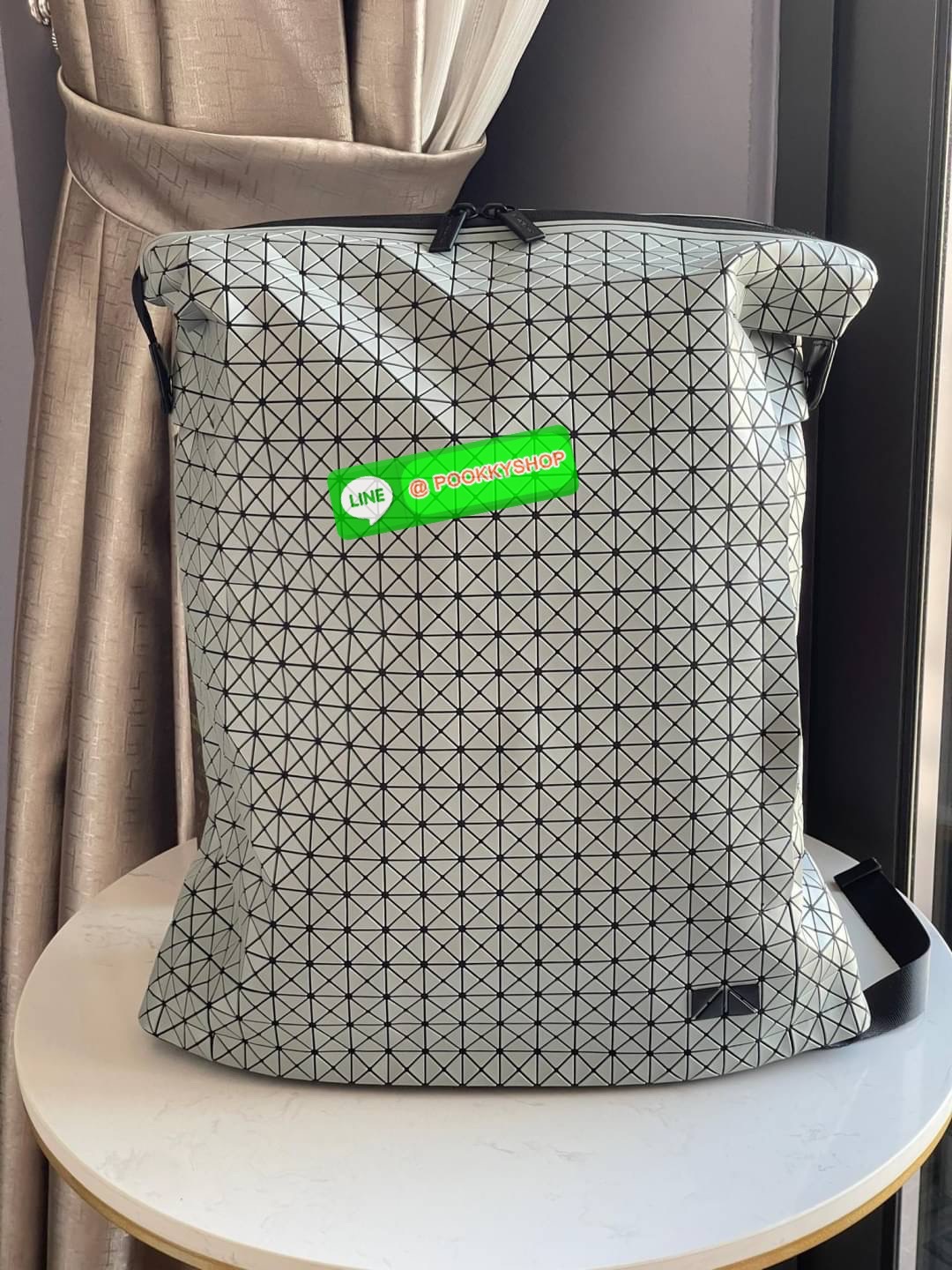 BAO BAO ISSEY MIYAKE LARGE BACKPACK ผู้ที่มักใช้งานกระเป๋าเป้ในชีวิตประจำวัน ส่วนมากจะอยู่ในวัยนักเรียน-นักศึกษาหรือวัยทำงาน ซึ่งรุ่นนี้ตอบโจทย์การใช้งานได้เป็นอย่างดี เป็นเป้ที่มีช่องสำหรับใส่สัมภาระประมาณหนึ่ง เพื่อให้สามารถจัดเก็บสิ่งของได้อย่างเป็นระเ