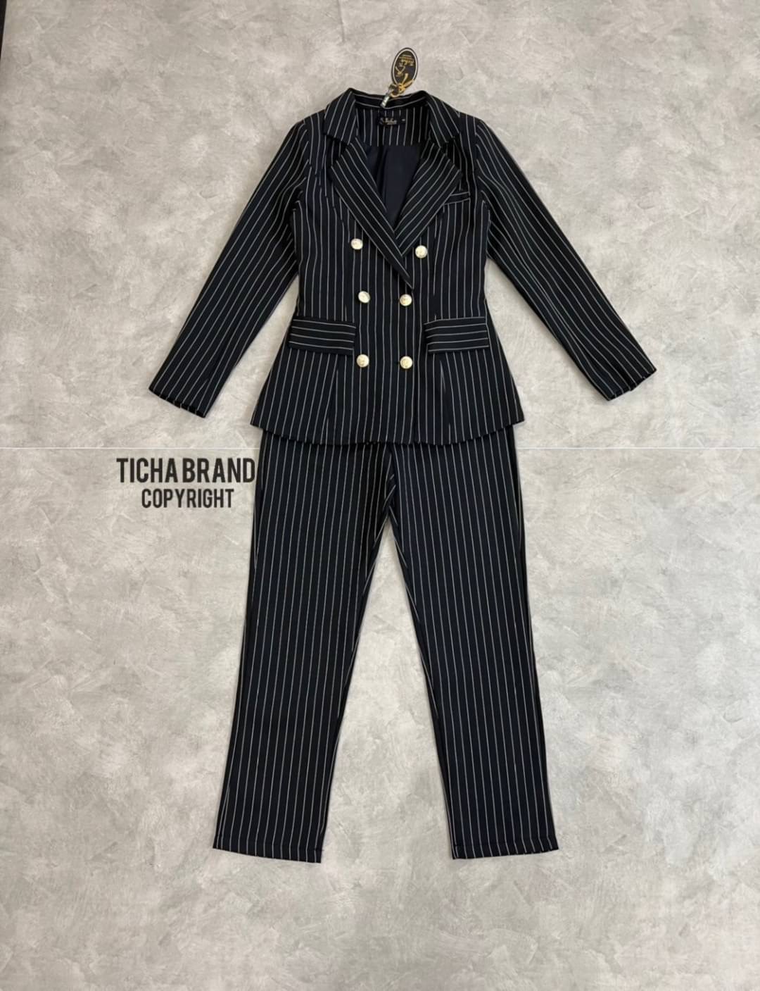 เซตสูทคอปกแขนยาว+กางเกงขายาว มีกระดุมหน้า 2 แถว มีกระเป๋า ทรงพอดีตัว เนื้อผ้าดีมากกกก ใส่สบาย ใส่สวยดูดีเหมือนเซเลปเลยค่ะ ใครกำลังมองหาเซตสูทสวยๆ ใส่ออกงาน ใส่ทำงาน ใส่แล้วดูดี ใส่ได้หลายโอกาส แนะนำเลยค่ะ ราคาเป็นกันเองจัดด่วนๆ สั่งช้าอดสวยยยยยของหมดไวนะค