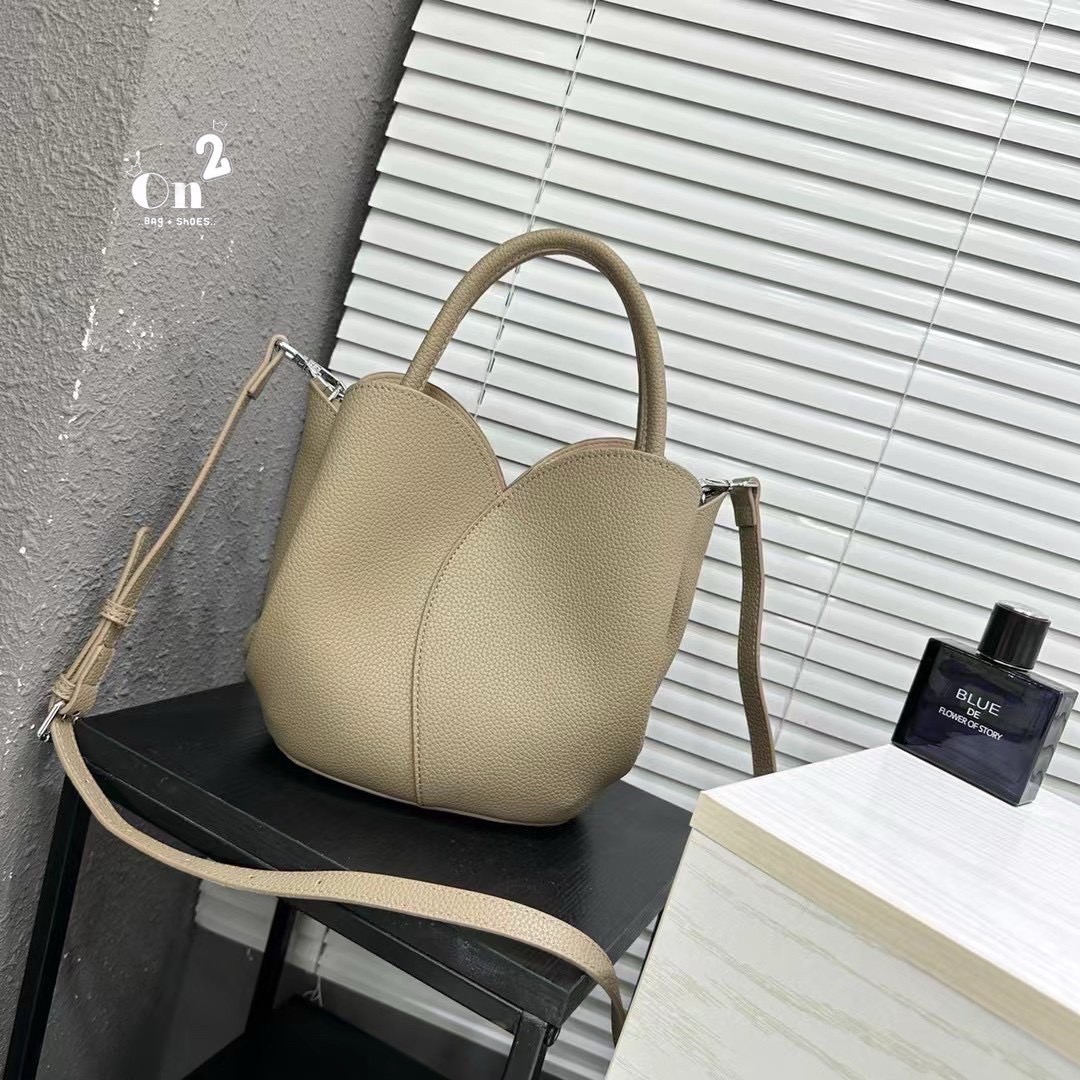 Classic Working PU Bag ▪️กระเป๋าถือ &สะพายข้าง ทรงดอกทิวลิป ทรงสวยมากวัสดุเป็นหนัง PU Premium มีกระเป๋าใบเล็กให้ 1ใบ และมีสายยาวให้ 2 เส้น