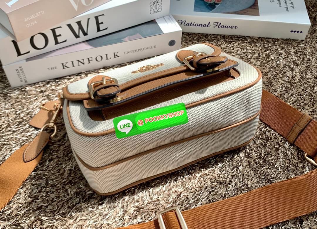 COACH LUCY CROSSBODY BAG((CA622)) 🔹พร้อมส่ง กระเป๋าสะพายแบบครอสบอดี้ร์ ทรงเก๋ วัสดุ แคนวาส+หนังแท้ ได้ลงตัวสวยงาม 🔹เปิดปิดกระเป๋าแบบกระดุมแป๊กสองข้าง ภายในมีข่องให้ใส่ของ3ช่องด้วยกัน ช่องค่อนข้างกางออกได้กว้าง จุของได้หลายอย่างเลยค่ะ มีช่อ