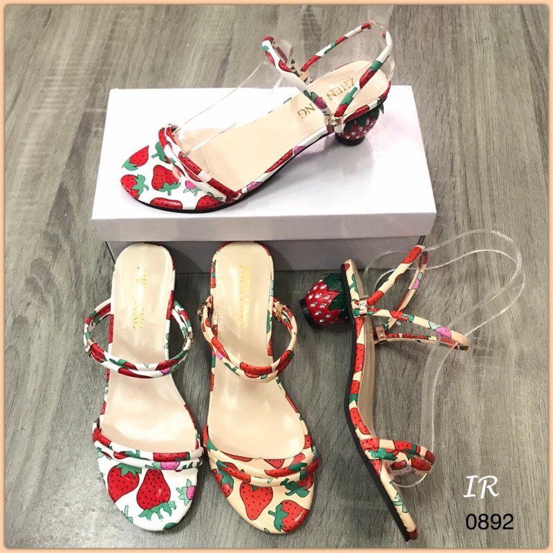 แบบขายดี!!! พร้อมส่ง คิ้วท์สุด!! ต้องรุ่นเน้ รองเท้าลำลองที่มาพร้อมกับดีไซน์น่ารักๆ วัสดุหนังลายสตรอเบอรี่ ใส่ได้2 แบบ ส้นเพชรลายสตรอเบอรี่ สูง 2 นิ้ว ใส่น่ารักอย่างมีสไตล์ ใส่สวยสุดๆเลยค่า
