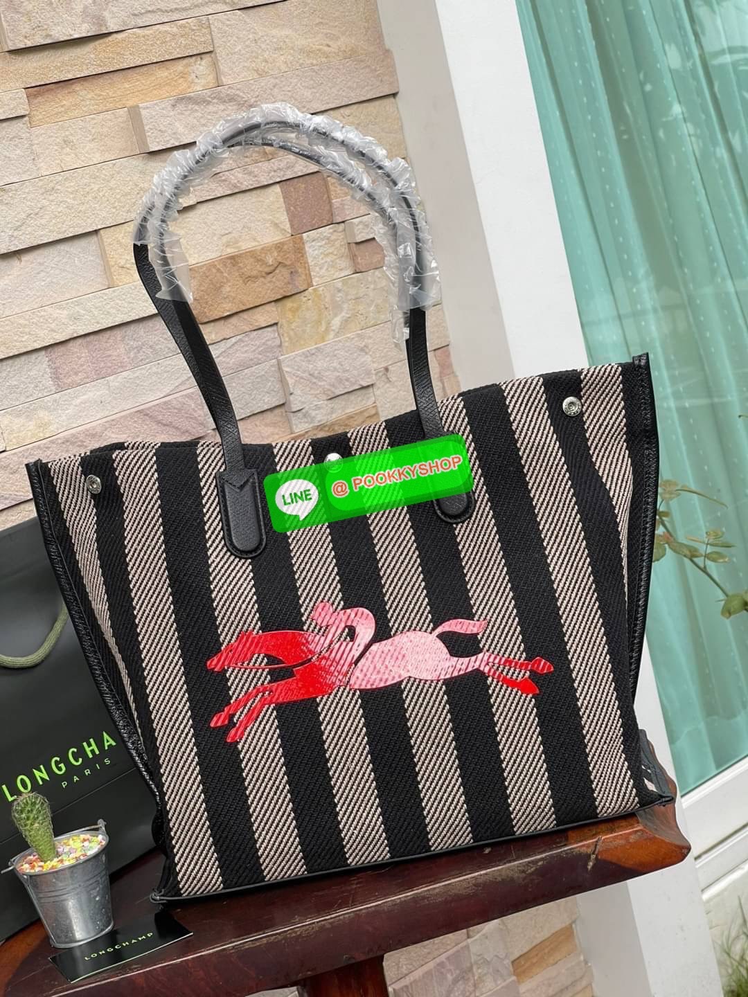 💕 Longchamp Essential Stripes shoulder bag อีกหนึ่งคอลเลคชั่นสำหรับใครที่ต้องการกระเป๋าแบบใช้งานได้ในหลาย ๆ โอกาส การเลือกกระเป๋าขนาดเล็กย่อมไม่สะดวกและไม่ครอบคลุมต่อการใช้สอยอย่างแน่นอน Longchamp รุ่นนี้สามารถตอบโจทย์ ในการใช้งานที่หลากหลายขึ้น เ