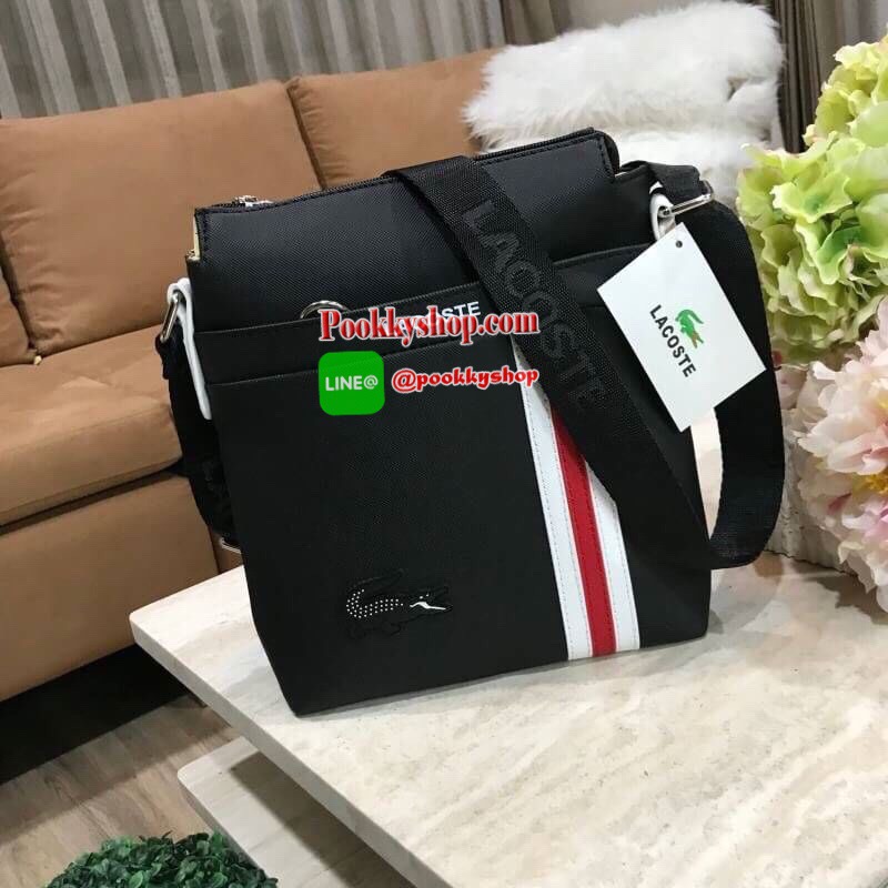 ห้ามพลาด! BEST SELLER! ลาคอส MESSENGER BAG กระเป๋าสะพายรุ่นใหม่ล่าสุดขนาดกำลังดีหนังนิ่มสวยอยู่ทรง ด้านหน้ามี1ช่องซิป พร้อมโลโก้แบรนด์และเเถบคาดดูมีดีเทล เปิดปิดด้วยซิปสะดวกใช้หัวซิปแบรนด์อะไหล่เงินสามารถใส่ ipad mini มือถือ กระเป๋าสตางค์ใบยาว ของจุกจิก