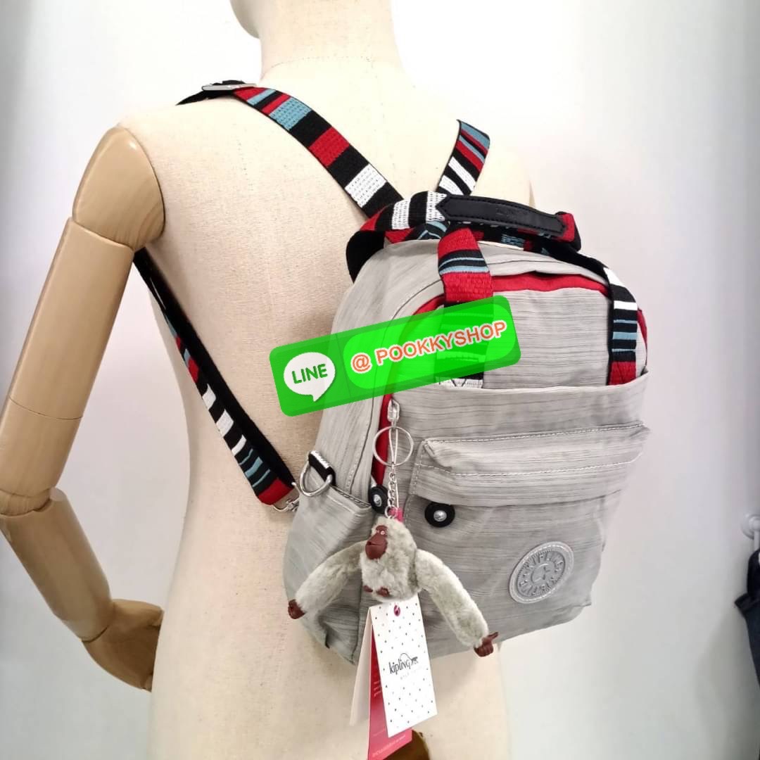 KIPLING 3 WAYS MINI BACKPACK ซับในลายตาราง กระเป๋าสะพาย 3 Ways รุ่นใหม่ วัสดุ Nylon & Polyester 100% หูหิ้วหนังปั๊มชื่อแบรนด์ สายสะพายยาวเลื่อนปรับได้ free size และ สามารถถอดได้ สามารถถือหรือสะพายได้ จะสะพายไหล่ สะพายเฉียง Crossbody หรือจะคล้องสายเป็นเป้ส